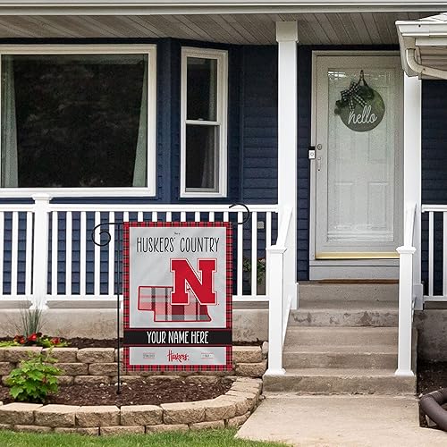 Miniatura 4 de Rico Industries NCAA Nebraska Cornhuskers This is Cornhuskers Country - Bandera de jardín personalizada con diseño a cuadros