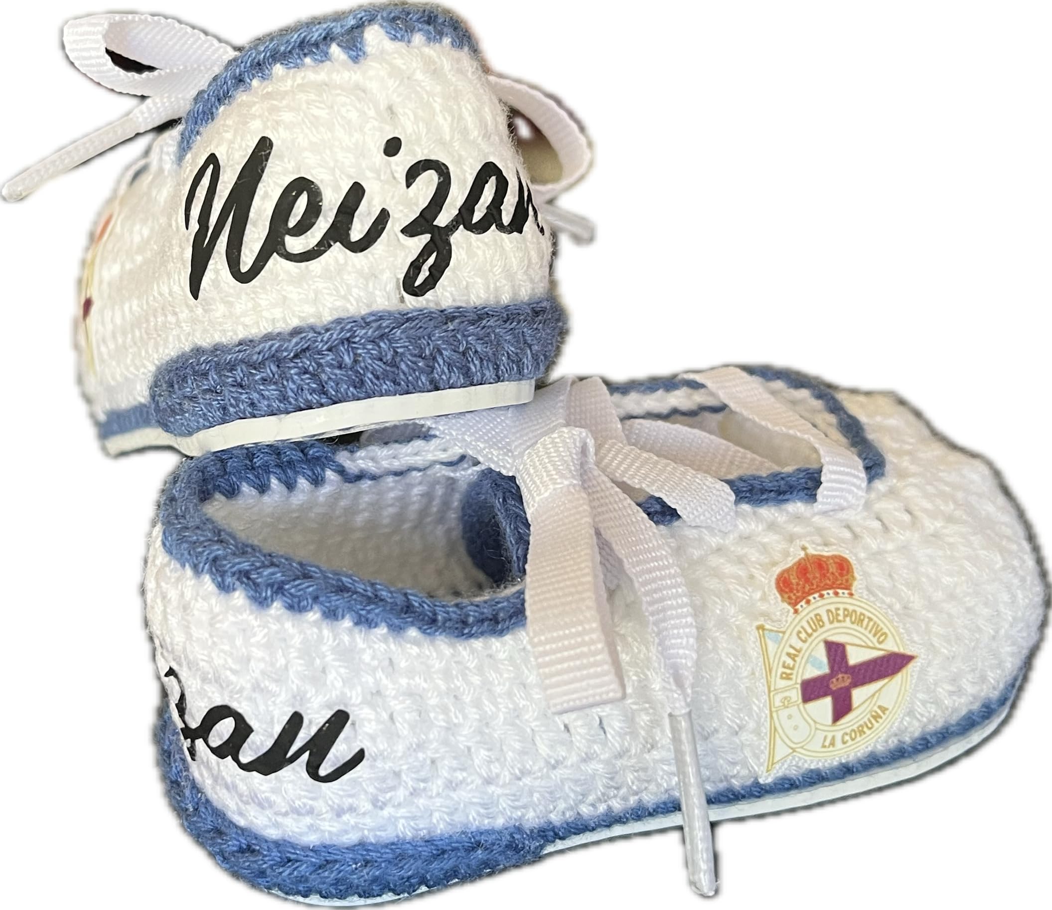Patucos Futbol del club de La Coruña para bebe recien nacido de ganchillo o crochet. Personalizados con el escudo de tu club, disponibles en tallas 0-12 meses. Te regalamos el nombre del bebe grabado