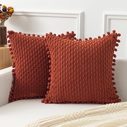Kevin Textile - Juego de 2 fundas de almohada decorativas de otoño de ladrillo quemado de 24 x 24 pulgadas con pompones para sofá dormitorio,