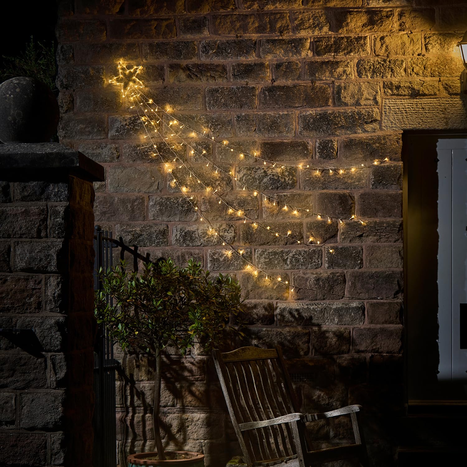 Lights4fun Christmas Shooting Star Light 125 Warm White LEDs Battery Operated with Timer Hanging Decoration for Indoor and Outdoor Use