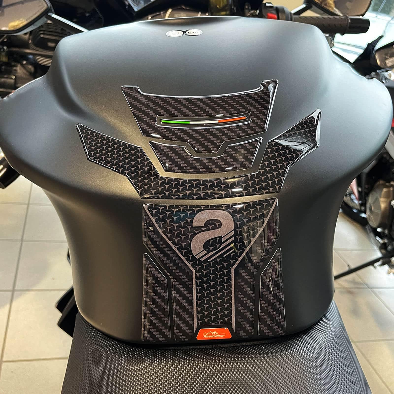 Resin Bike Autocollant Moto Compatibles avec Aprilia Tuono-RS 660 2020-2026. Protection Grip de Réservoir Moto Contre Les Chocs et Les Éraflures. Autocollant 3D Résinés Made in Italy