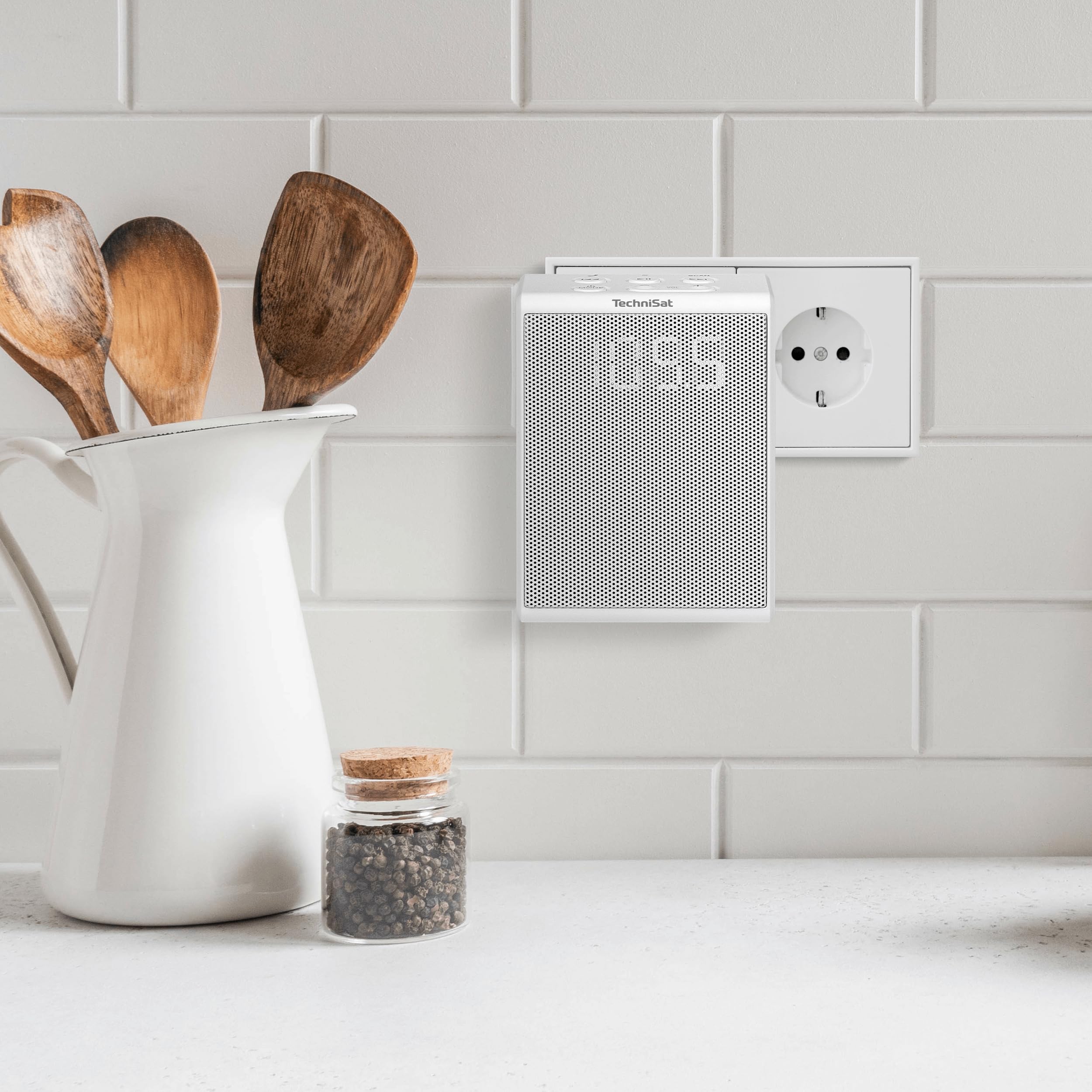 TechniSat Viola Radio Prise Murale – Radio FM Compact à Brancher (Bluetooth, Kit Mains Libres, Boutons de contrôle Direct, 30 présélections, Haut-Parleur Mono 1,5 W) Blanc | Bluetooth, mains libres, boutons de contrôle rapproché, 30 mémoires favoris, haut