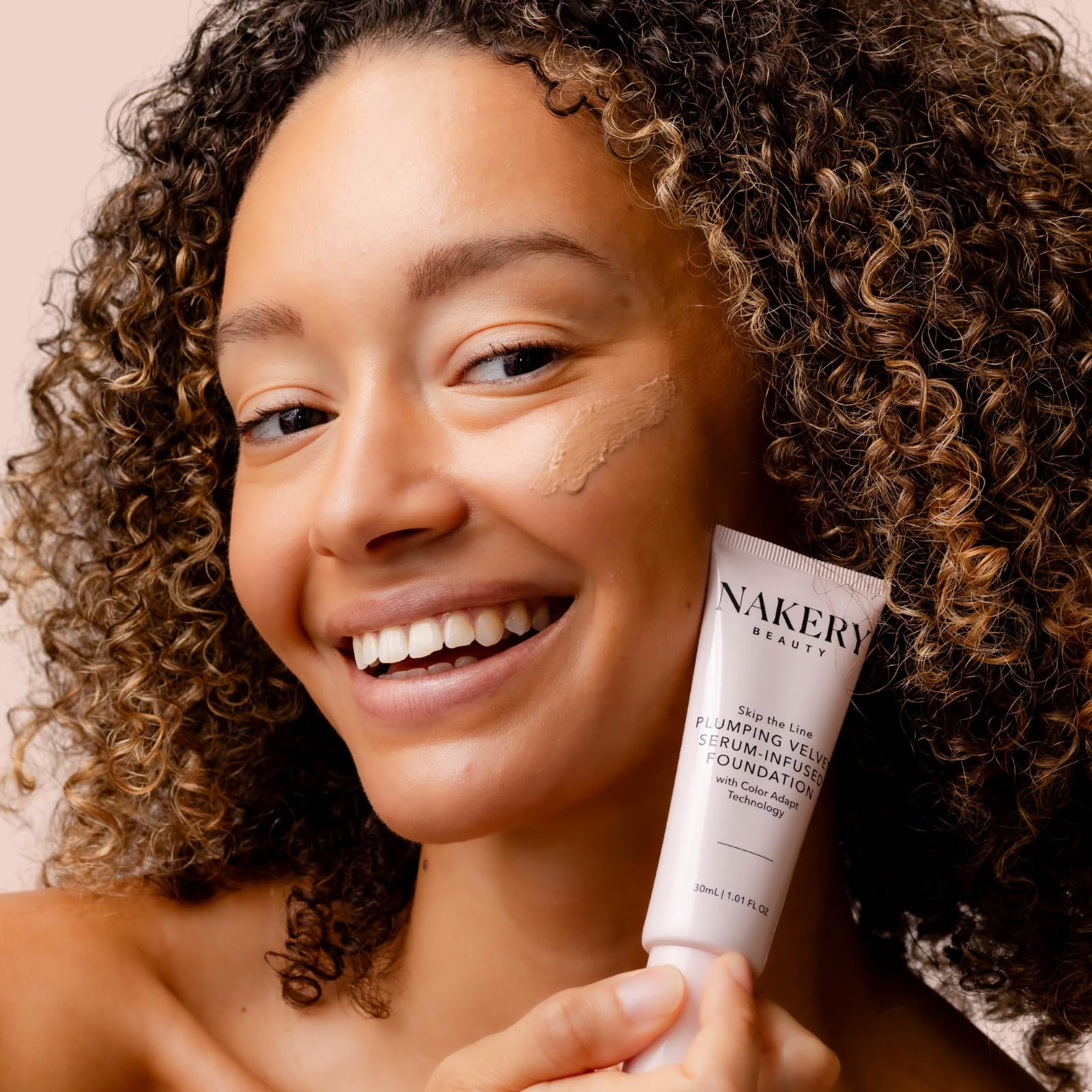 Base de maquillaje de cobertura completa para mujer, base líquida de volumen 5 en 1 con infusión de suero, color inteligente adaptado con niacinamida y ácido hialurónico