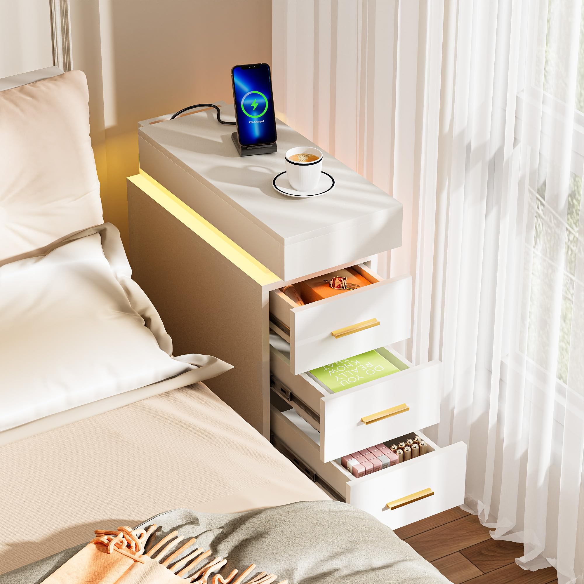 Ysgwsg Comodino Set di 2, Comodini con Stazione di Ricarica, 2 Prese, 2 Porte USB, Comodini 3 Cassetti, Comodino Bianco per Camera da Letto, Soggiorno, Tavolini con Cassetti. (45x35x62cm