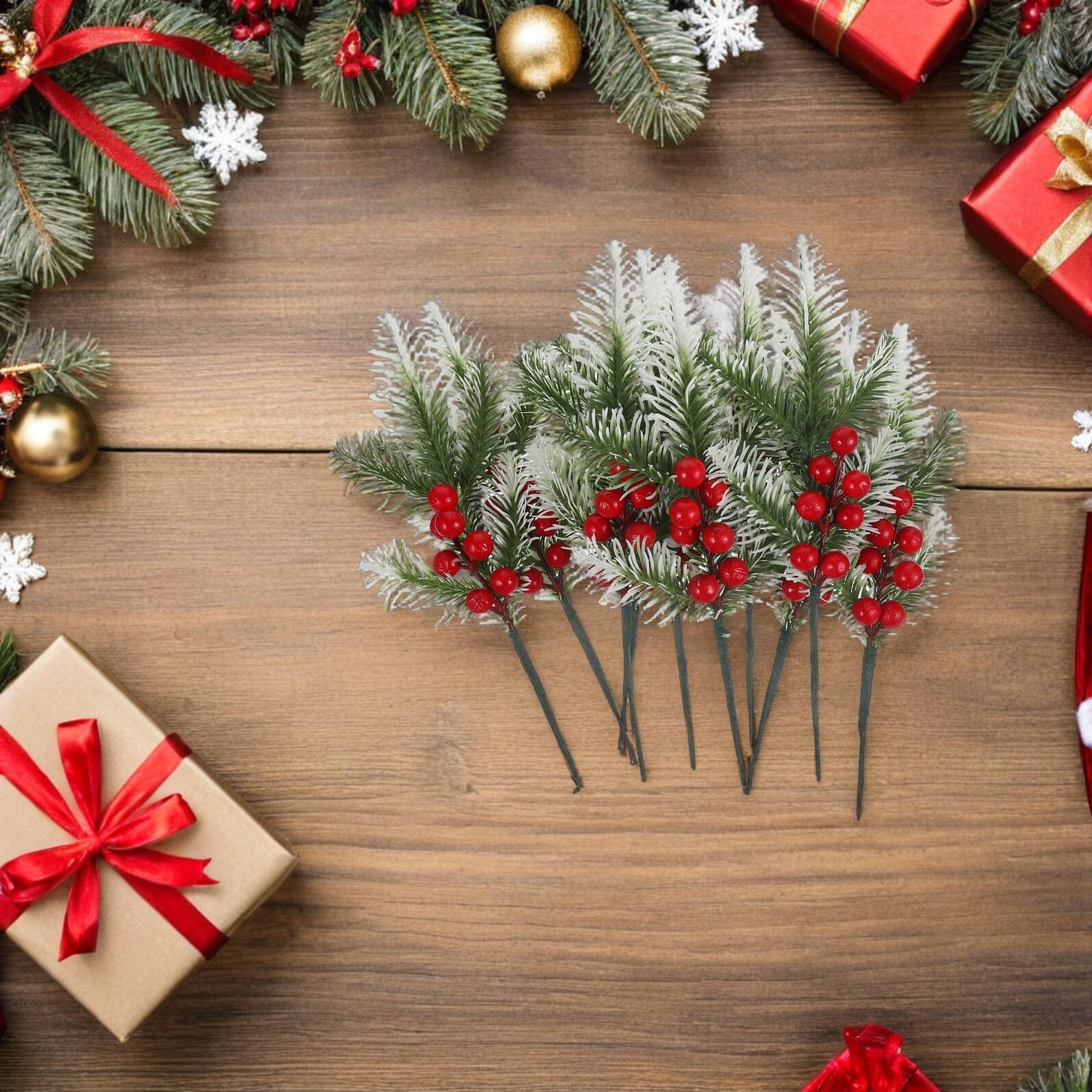 Angoily Künstliche Weihnachtsblumen Zweige 20 Stück Schneebedeckte Kiefernzweige mit Beeren Künstliche Stechpalmenzweige für Selbstgemacht Weihnachtskränze und Festliche Dekoration