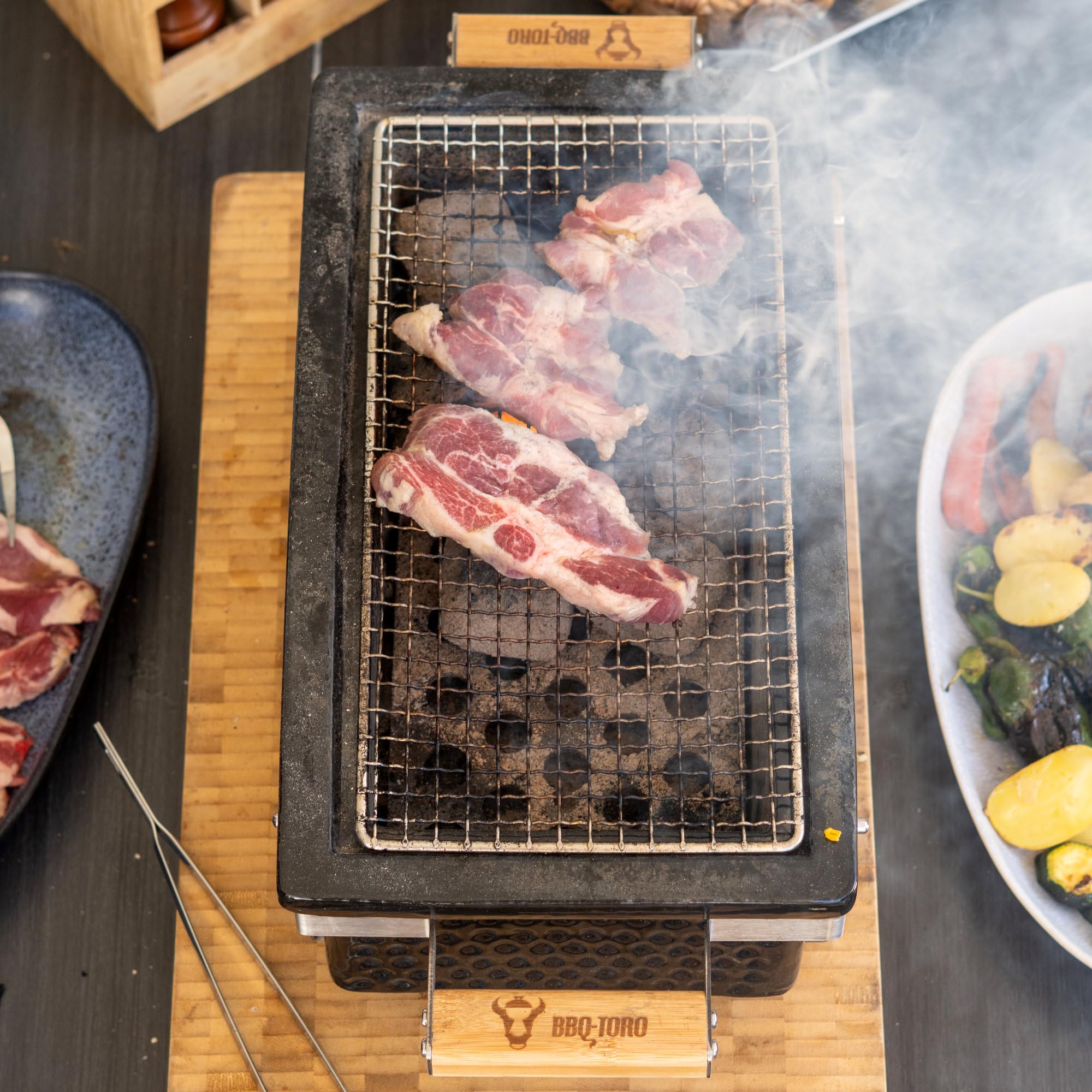 BBQ-Toro Barbacoa de Cerámica con Base de Madera | 50 x 23 x 17 cm | Parrilla de Mesa Hibachi | Miniparrilla sin Electricidad | Barbacoa Portátil de Carbón, Parrilla de Mesa Portátil