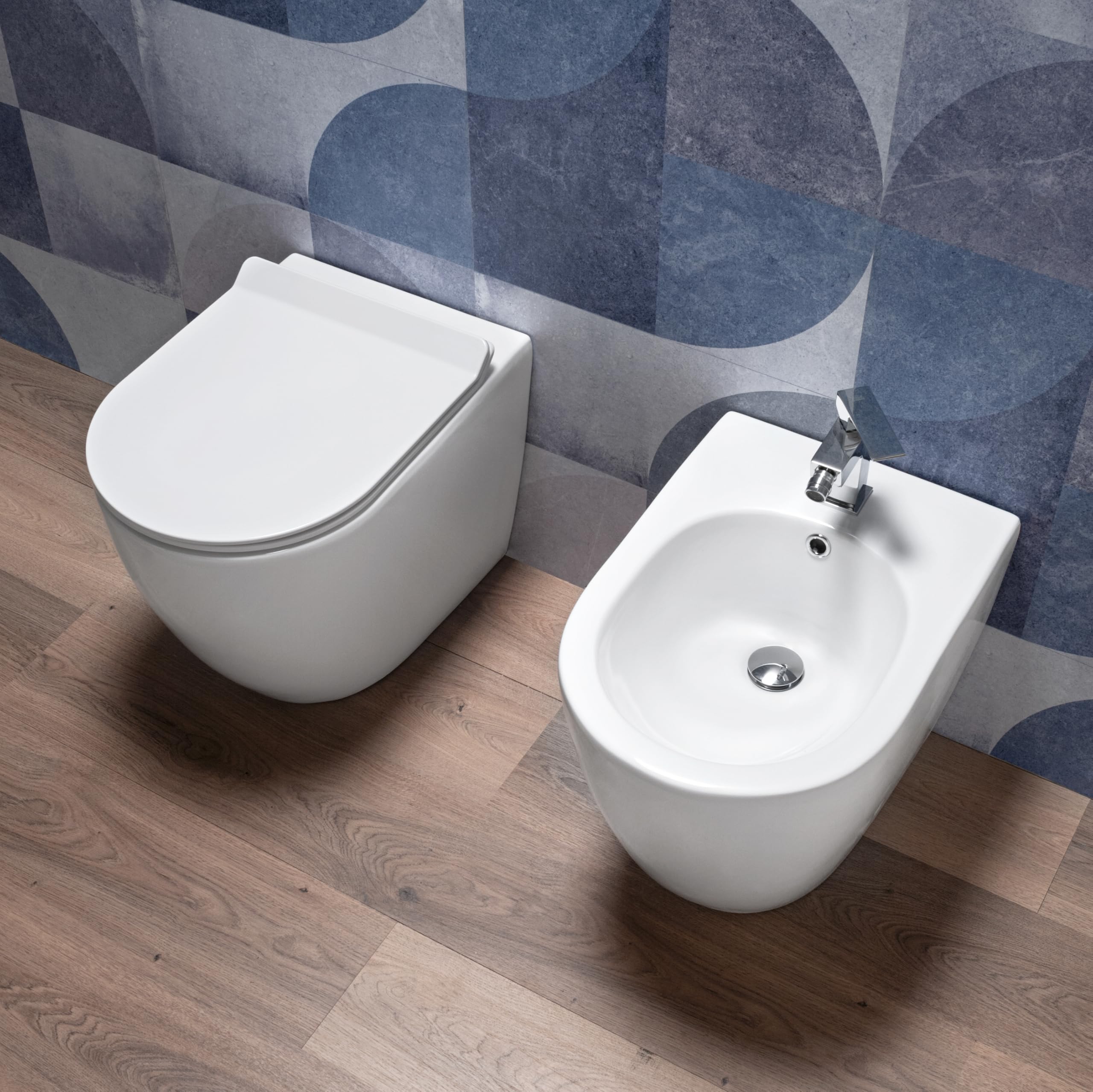 Coppia Sanitari bagno a terra in Ceramica Bianco Lucido - WC Rimless, Bidet, Sedile Soft Close, Sgancio Rapido, Risparmio Idrico, Fissaggi Inclusi, Installazione Parete o Pavimento - Mod.WhiteFloor 1