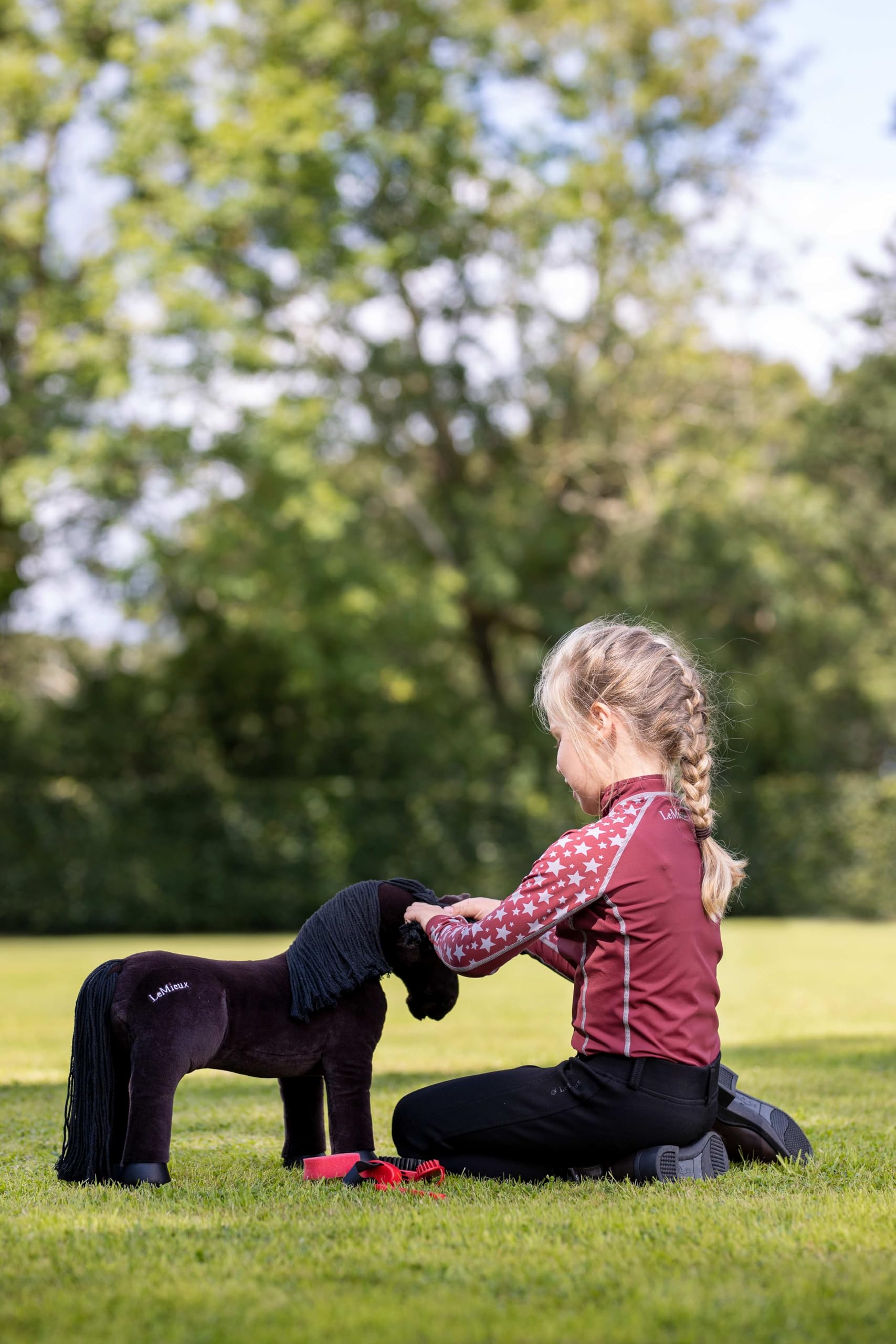 LeMieux Toy Pony Grooming Kit Ember – include spazzole, pettine per curry, spugna, groviglio e zoccoli – Conservare in mini borsa con coulisse – adatto per bambini dai 3 anni in su