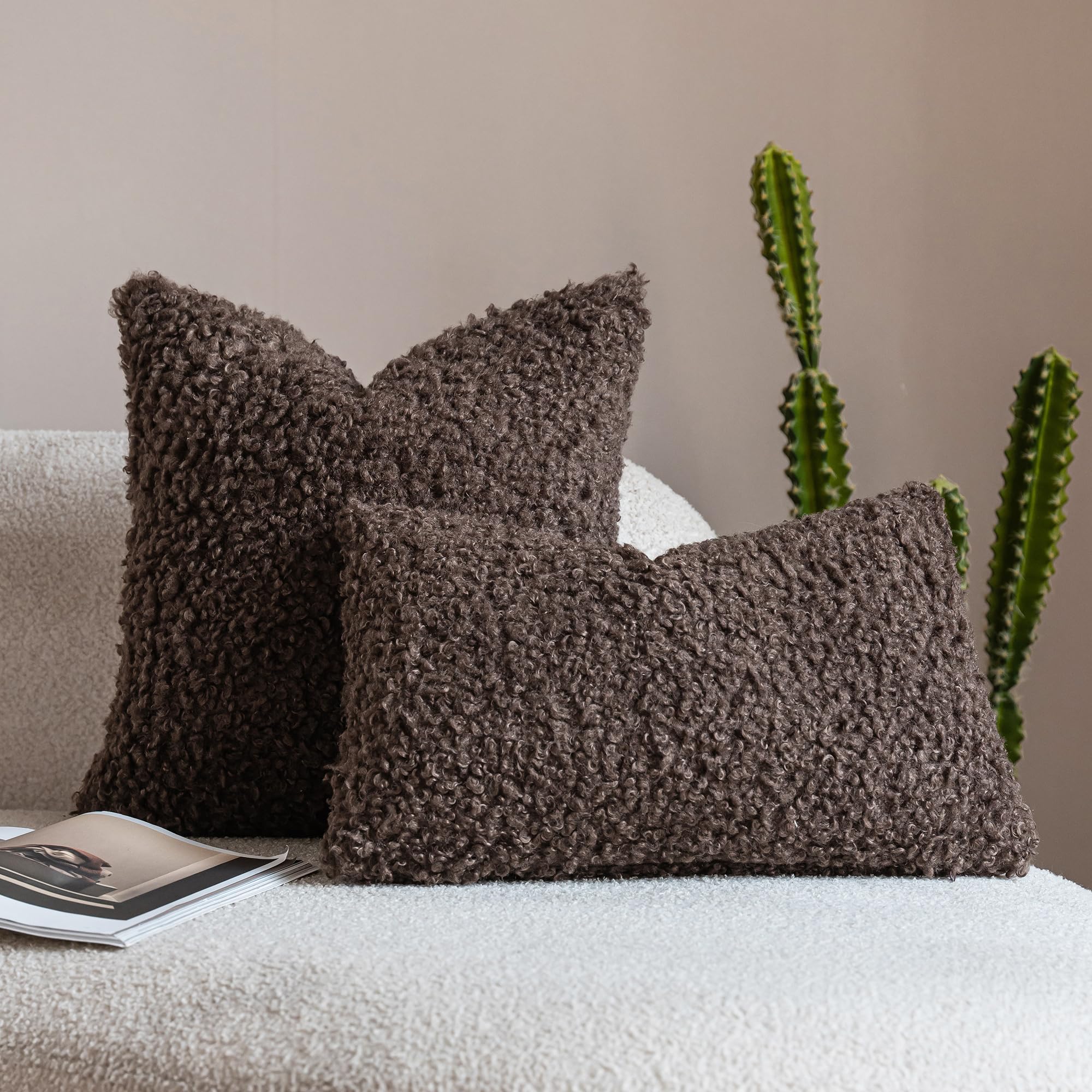 Neelvin Lot de 2 Housses de Coussin Décoratives en Sherpa Teddy Bouclé Boucle Épais 65x65 cm (26 x 26 Pouces) Housses de Coussin en Peau de Mouton Pelucheuse pour Canapé, Salon, Chambre Chocolat