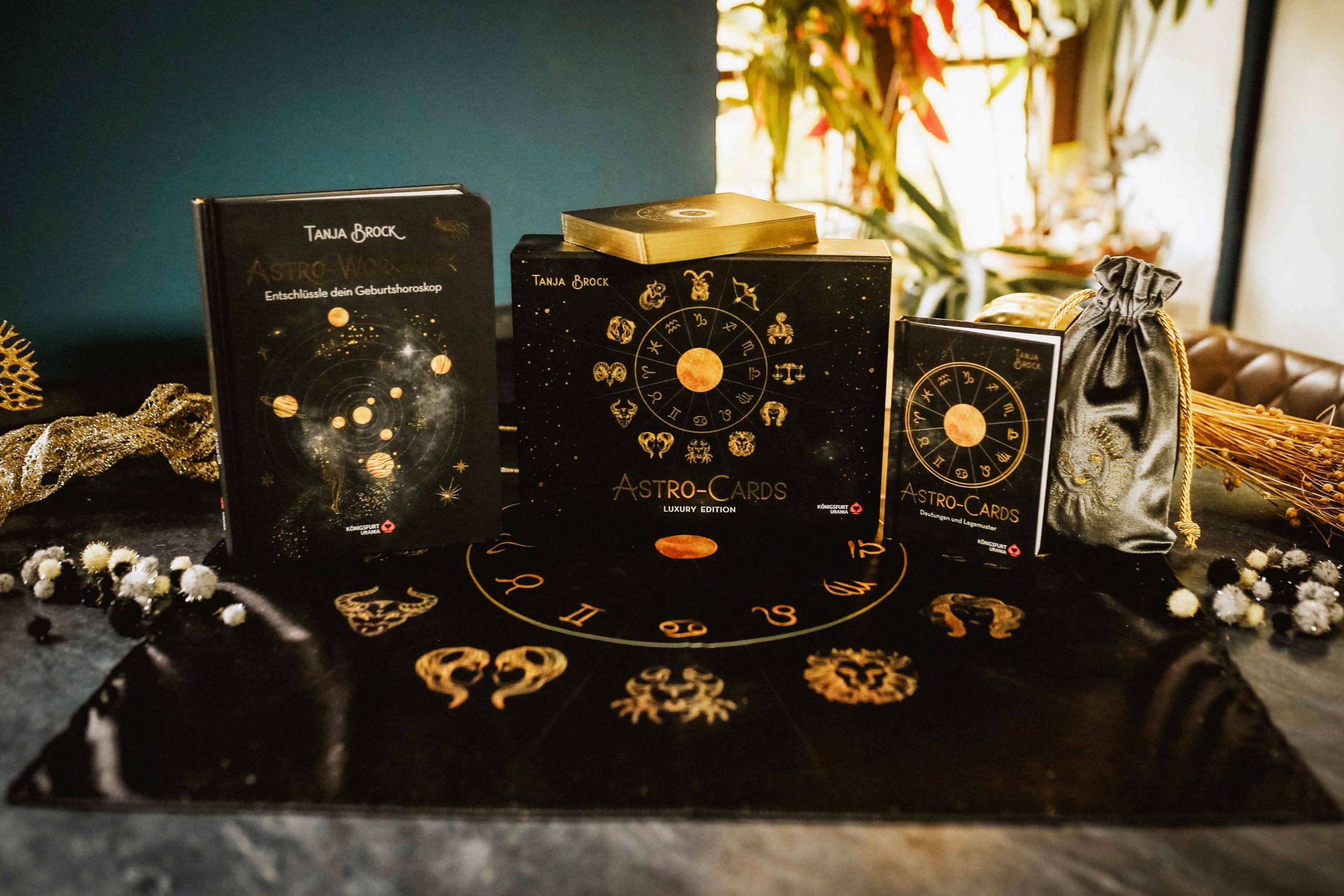 Astro-Cards - Luxury Edition: großformatige Box mit Goldprägung, 43 Karten mit Goldprägung und Goldschnitt, Samtbeutel mit Zugband, ein Legetuch und mit Workbook: Samtbeutel, Legetuch, Workbook,