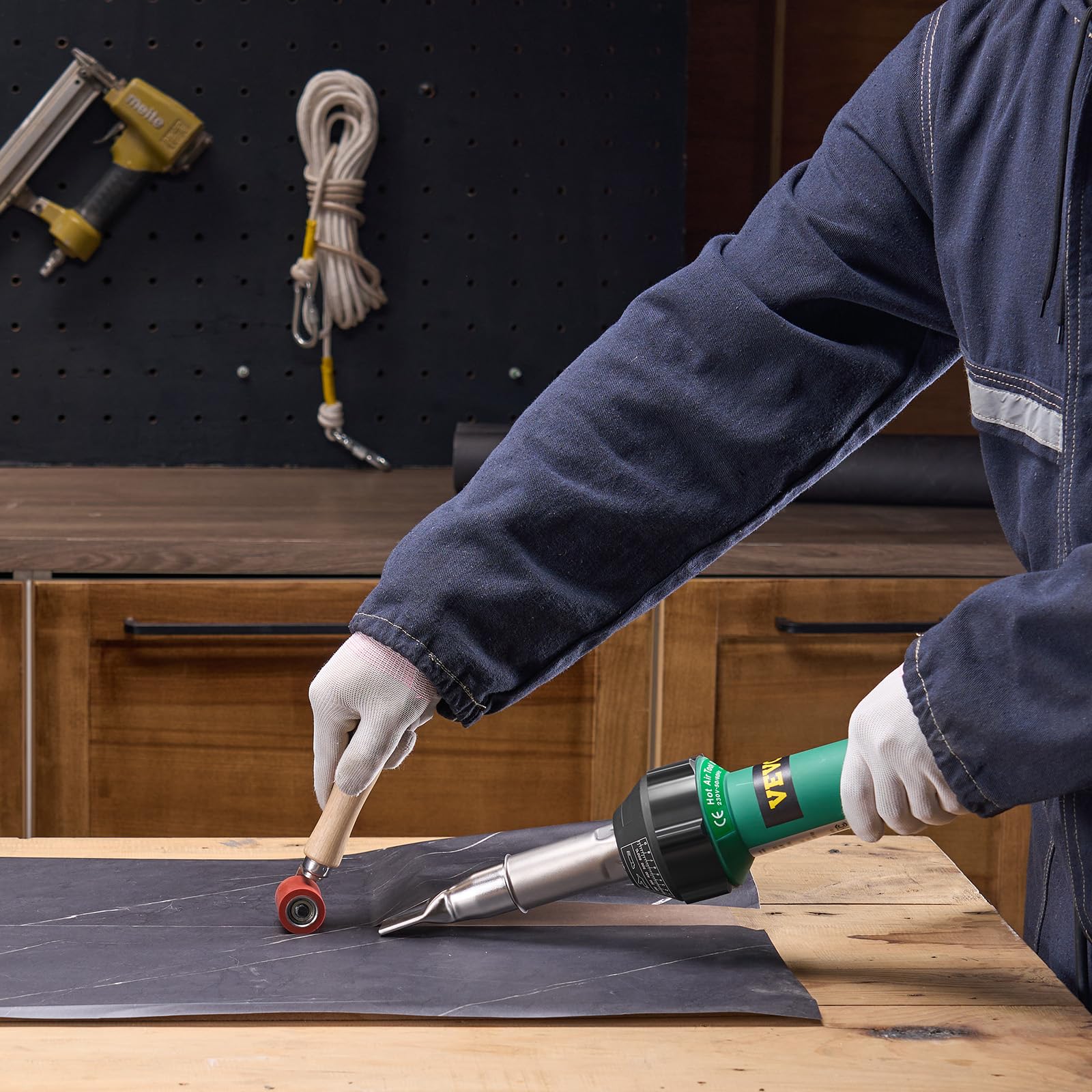 VEVOR Soudeur en plastique à air chaud, pistolet à air chaud de 1600 W, 50 à 600 °C en PVC TPO vinyle pour soudage de toiture en plastique avec 17 accessoires, boîte à outils, buse, rouleau, lames