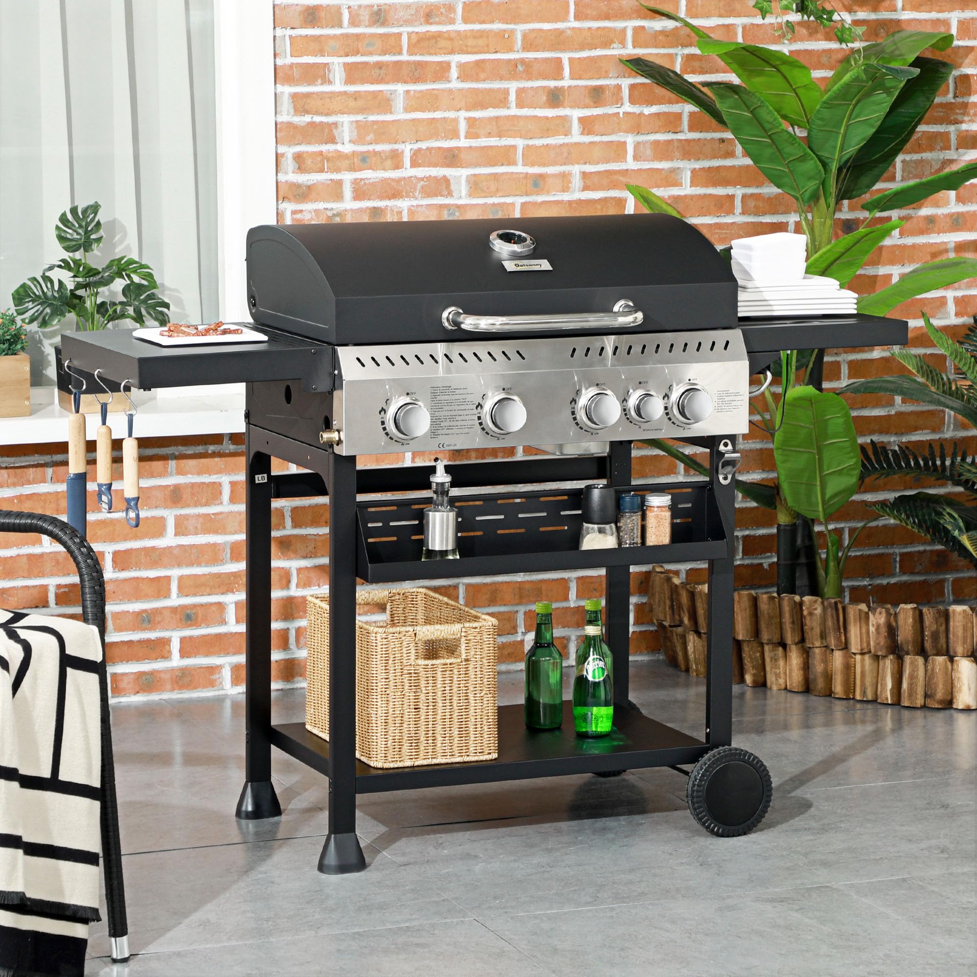 Outsunny Barbecue à gaz 4+1, barbecue au gaz propane 12,5 kW chariot de BBQ avec roulettes, grille chauffante, étagères, thermomètre, décapsuleur, noir