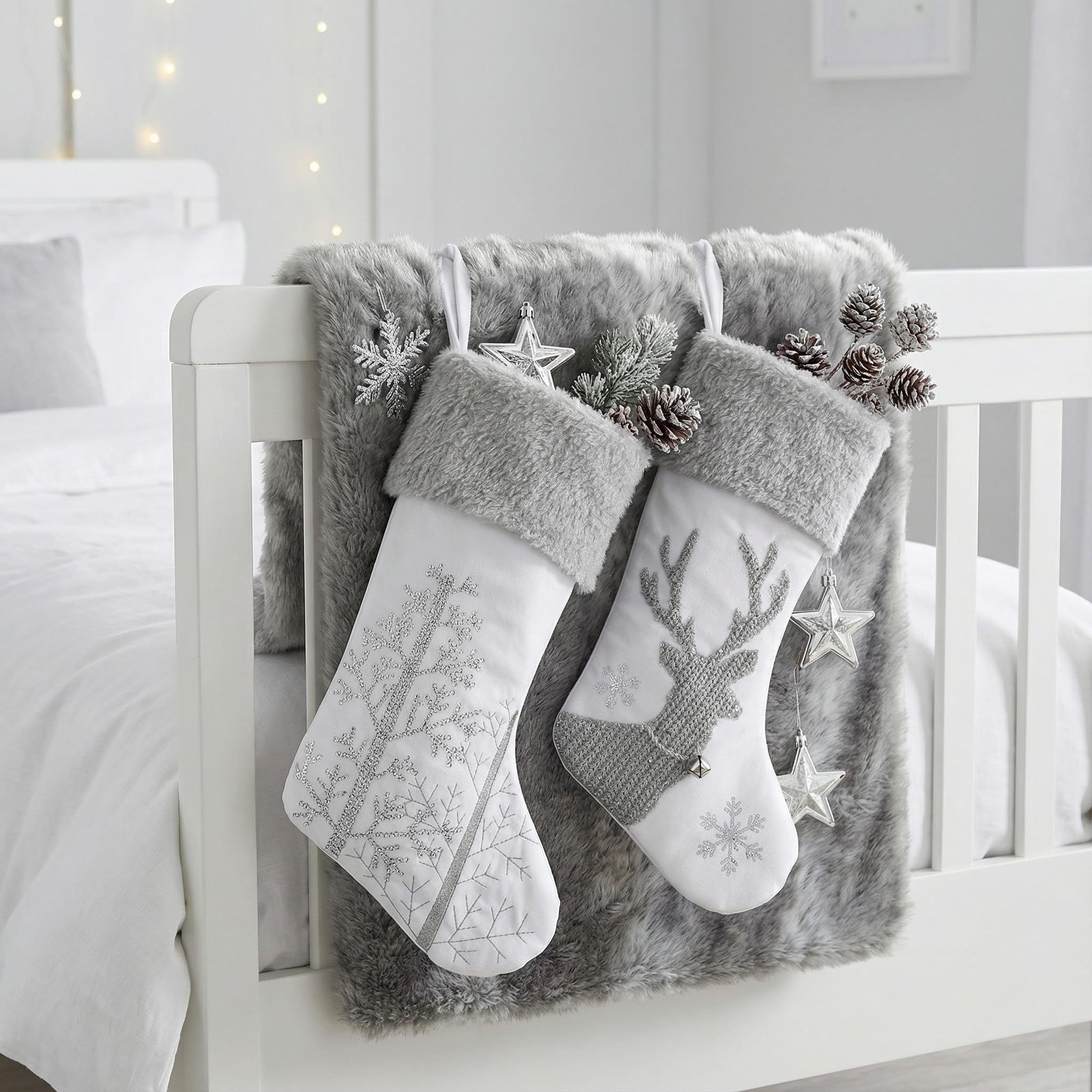 Valery Madelyn Lot de 2 chaussettes de Noël blanches argentées de 53,3 cm, en peluche exquise avec broderie d'élan pour cheminée, décorations de Noël et cadeaux de Noël