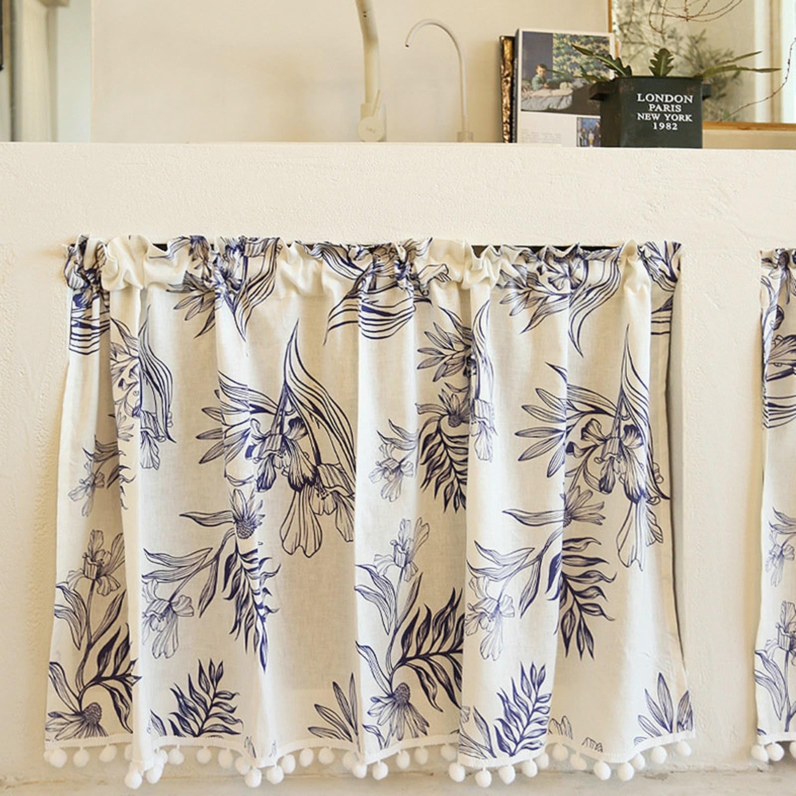 KnSam Pack de 1 visillo opaco, 70 x 130 cm (alto x ancho), diseño vintage de flores con pompones, azul y beige, visillo para dormitorio, bolsillo de varilla de algodón y lino, cortinas para habitación