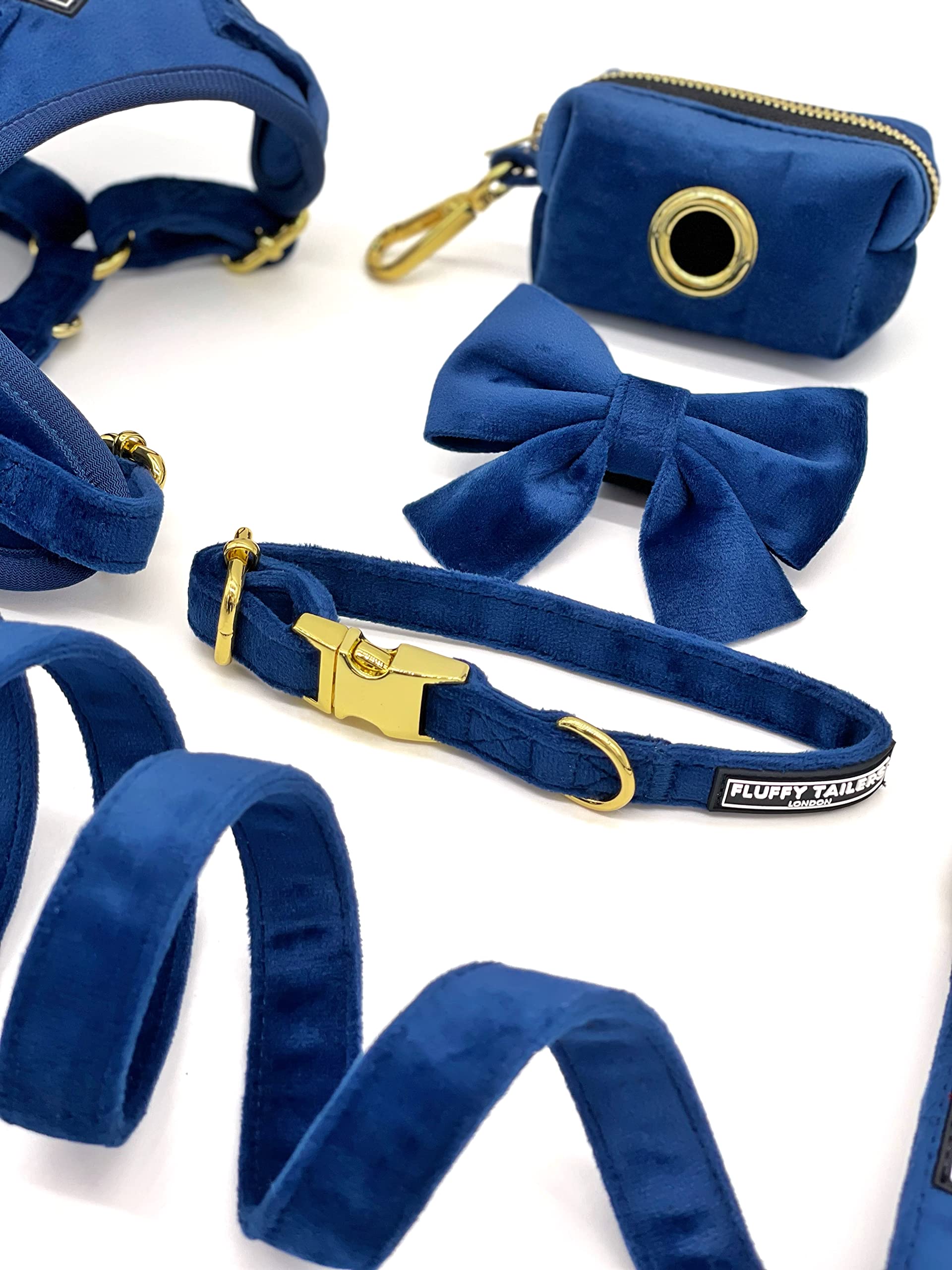 Royal Blue Velvet Collection- arnés para perro, cuello, pajarita, correa y soporte para bolsa (extra pequeño)
