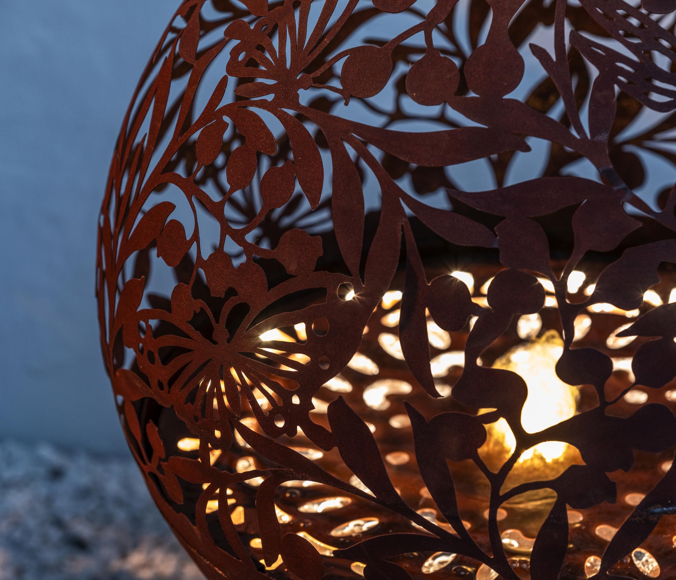 Dehner Gartenbrunnen Floral, frostbeständiger Brunnen für Außen, Komplett-Set mit warmweißer LED Beleuchtung/Pumpe/Trafo, Höhe 66 cm, Ø 50 cm, Cortenstahl, Kupfer-Farben
