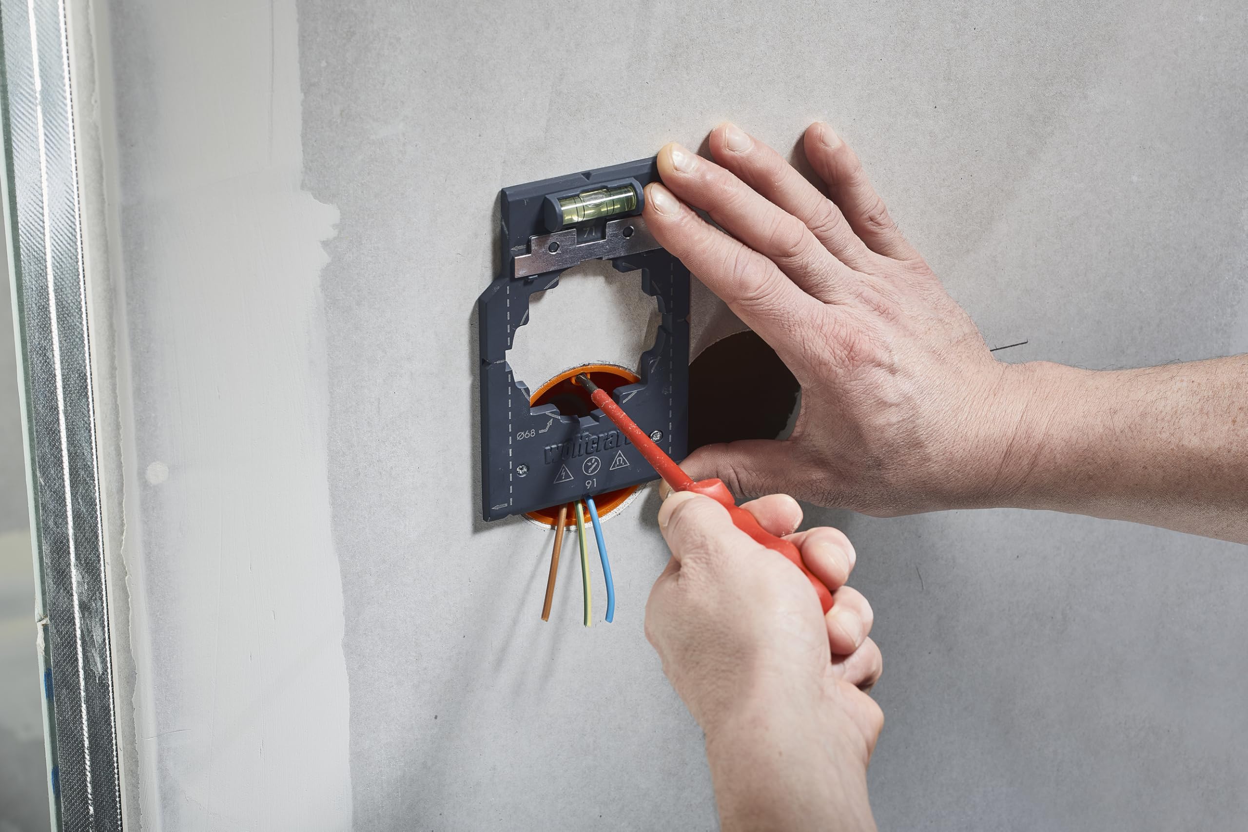 wolfcraft 5897000 - Kit réussite « Pose de boîtes d’encastrement » - Pour la pose des installations électriques dans les cloisons sèches