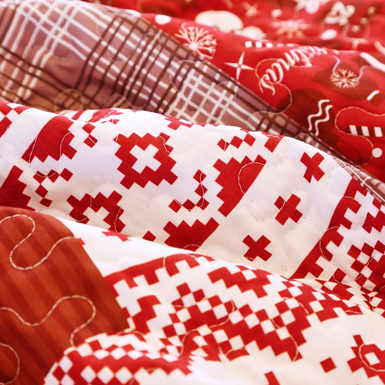 EVENHUG King Size Quilt Christmas Theme Bedding Set with Pillow Shams Reversible Red Floral Bedspread Coverlet Lightweight Christmas Holiday Bed Cover for Bedroom Home Decoration (106"x96")