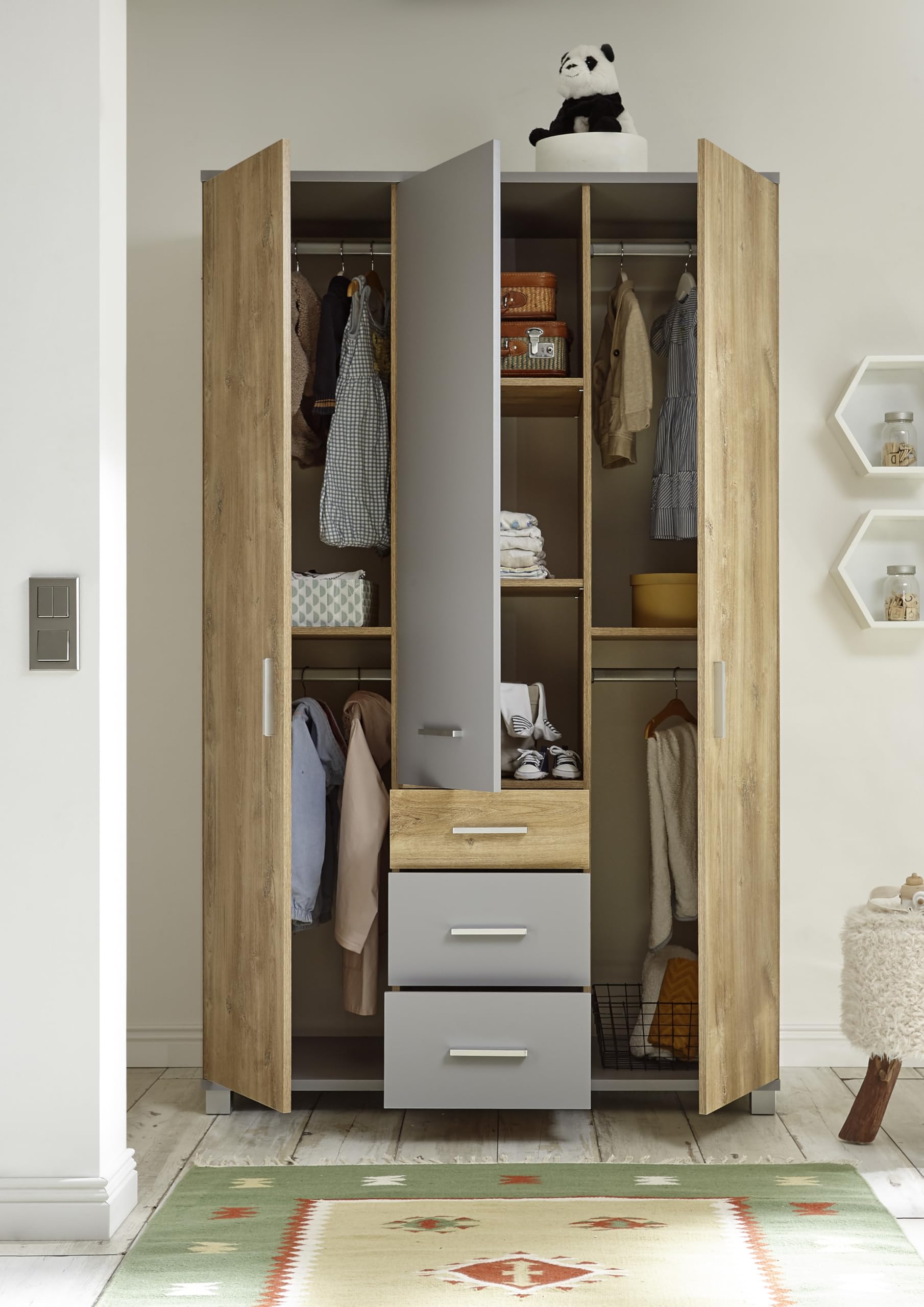 M Möbel-Direkt Deutschlands schnelle Möbel Babyzimmer Larissa 5-teilig - Kinderzimmer in Bolton Oak & Arktisgrau mit Drehtürenschrank, Babybett 70x140 cm höhenverstellbar, Wickelkommode & Regal