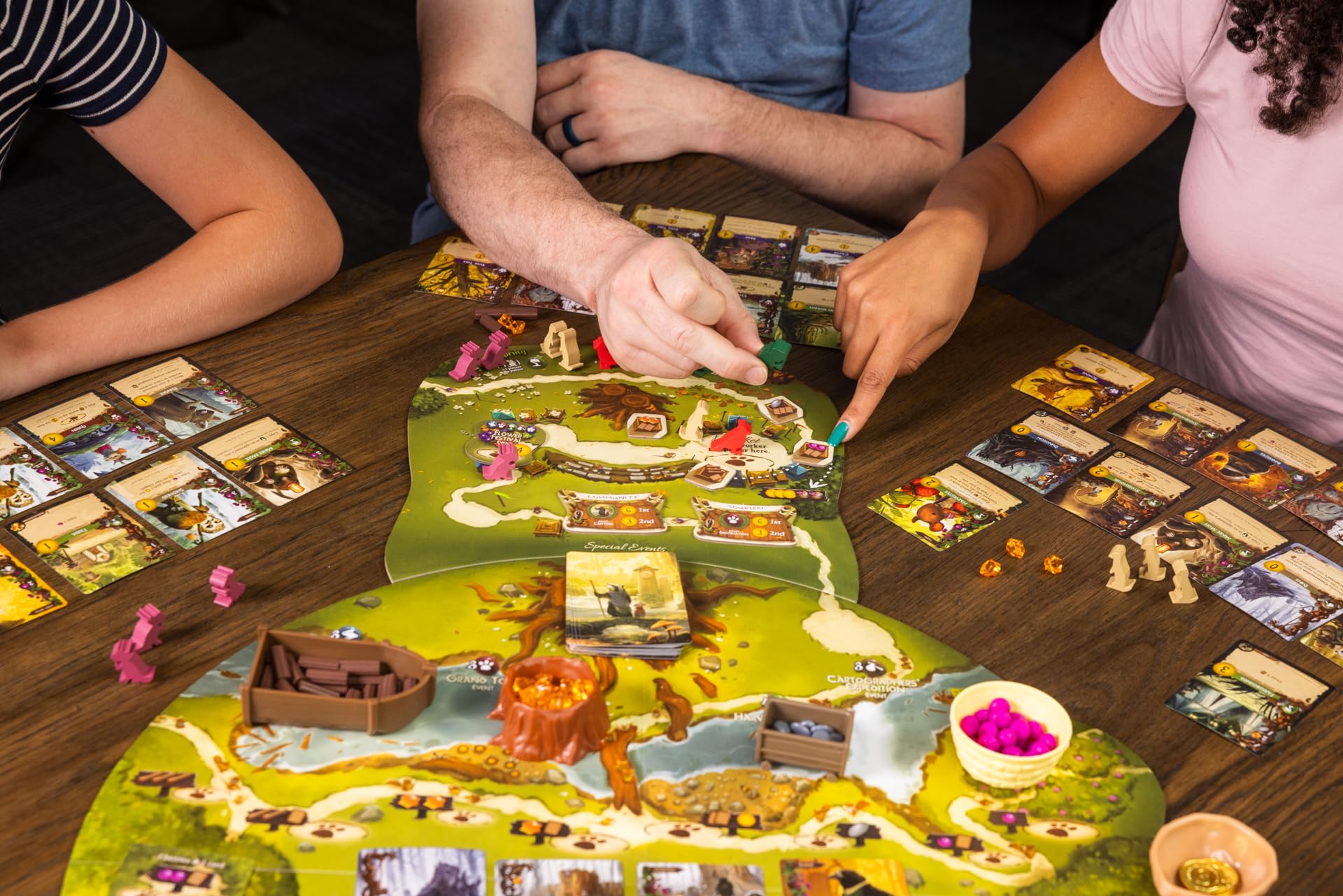 Starling Games Everdell: Bellfaire Extension - gra planszowa dla 5-6 graczy z mocami gracza, nowa plansza rynkowa i specjalne karty wydarzeń - wymaga podstawowej gry Everdell