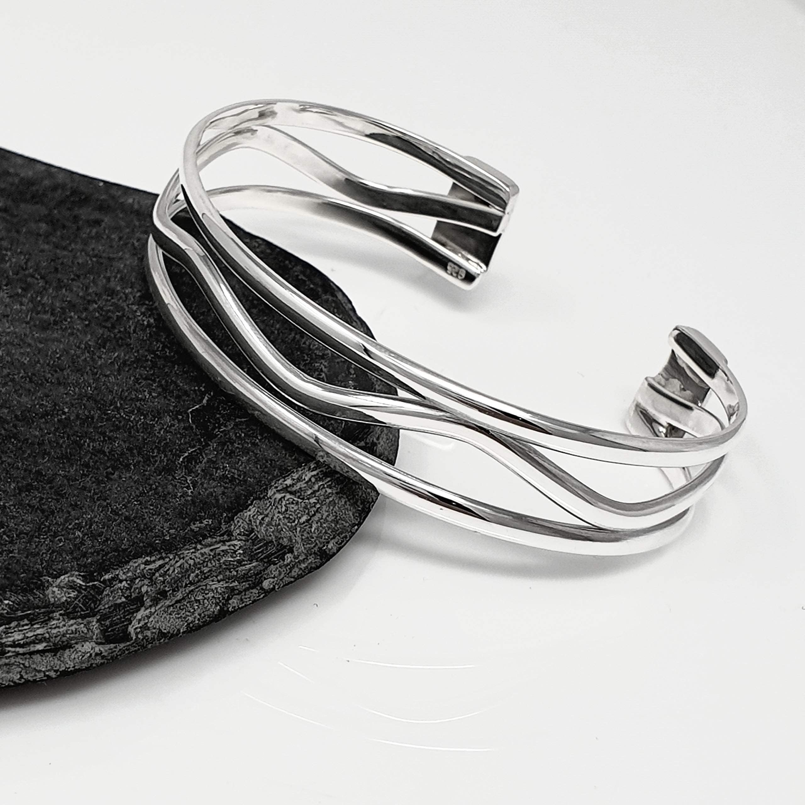 TreasureBay Damen 925 Silber Armspange | Breiter Silber Cuff Armreif | Glänzend Polierter Offener Armreif | Verstellbares Armband Geschenk für Sie
