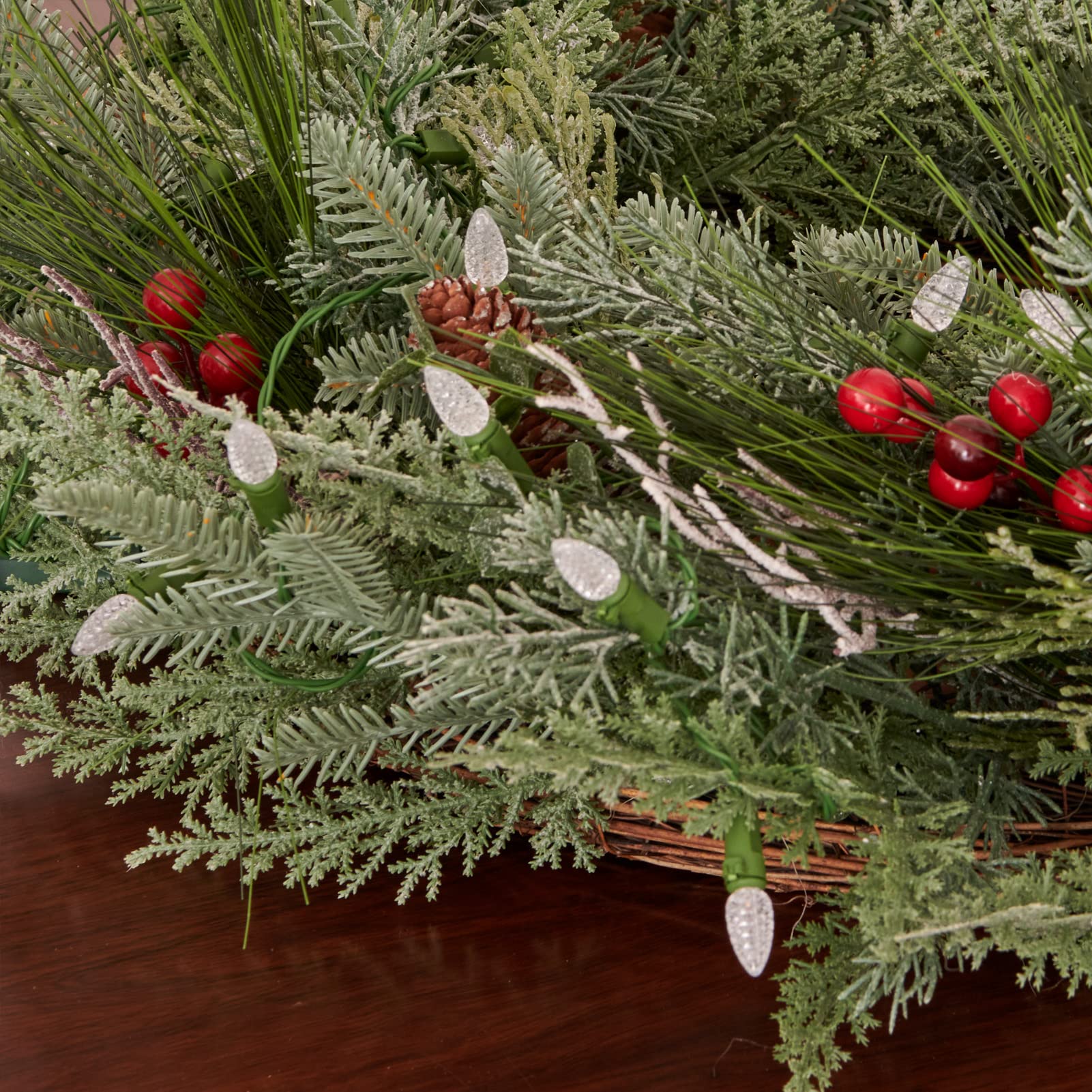 Couronne de Noël pré-éclairée pour porte d'entrée, branches de neige, 55,9 cm, fonctionne à piles, 50 lumières LED, décorations pour intérieur et extérieur, vert