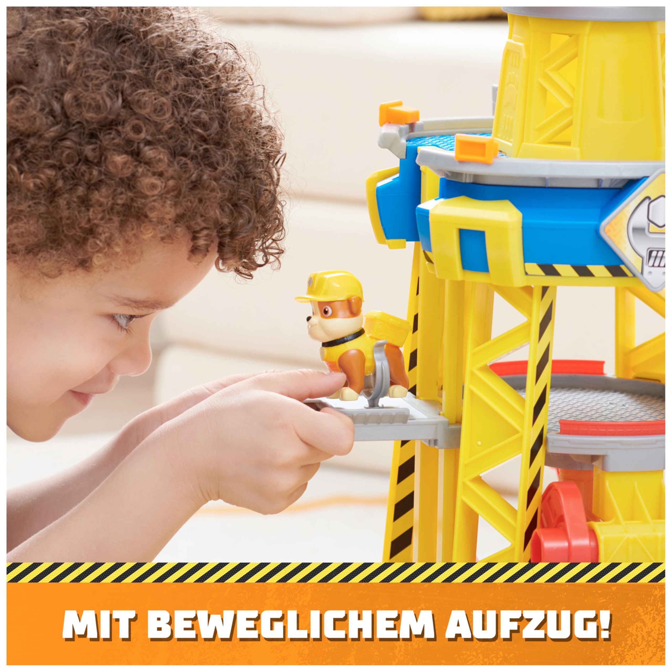 Rubble & Crew - Kran-Spielset Baupfoten Hof 68 cm, mit Rubble-Figur, Planierraupen-Fahrzeug und 340 g Build-it Kinetic Sand, Licht und Sound, ab 3 Jahren