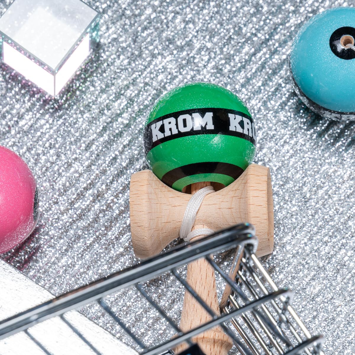 KROM Kendama Micro Verde Oscuro – Mini Kendama de Madera de Haya – Totalmente jugable – Tamaño de Bolsillo – para Principiantes y Profesionales