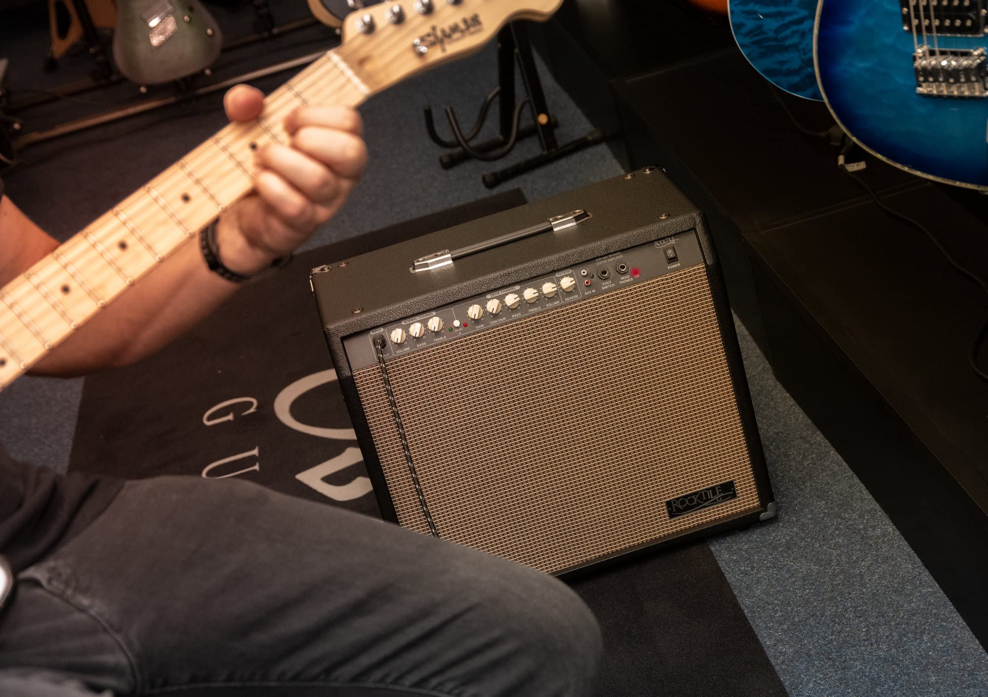 Rocktile GA-60 Mark Gitarrenverstärker - 60 Watt Gitarrencombo - 2 Kanäle (Normal/Drive) - 12" Speaker - Kopfhöreranschluss und AUX-In - 2-Band-EQ - Federhall-Effekt und Effektweg - Schwarz