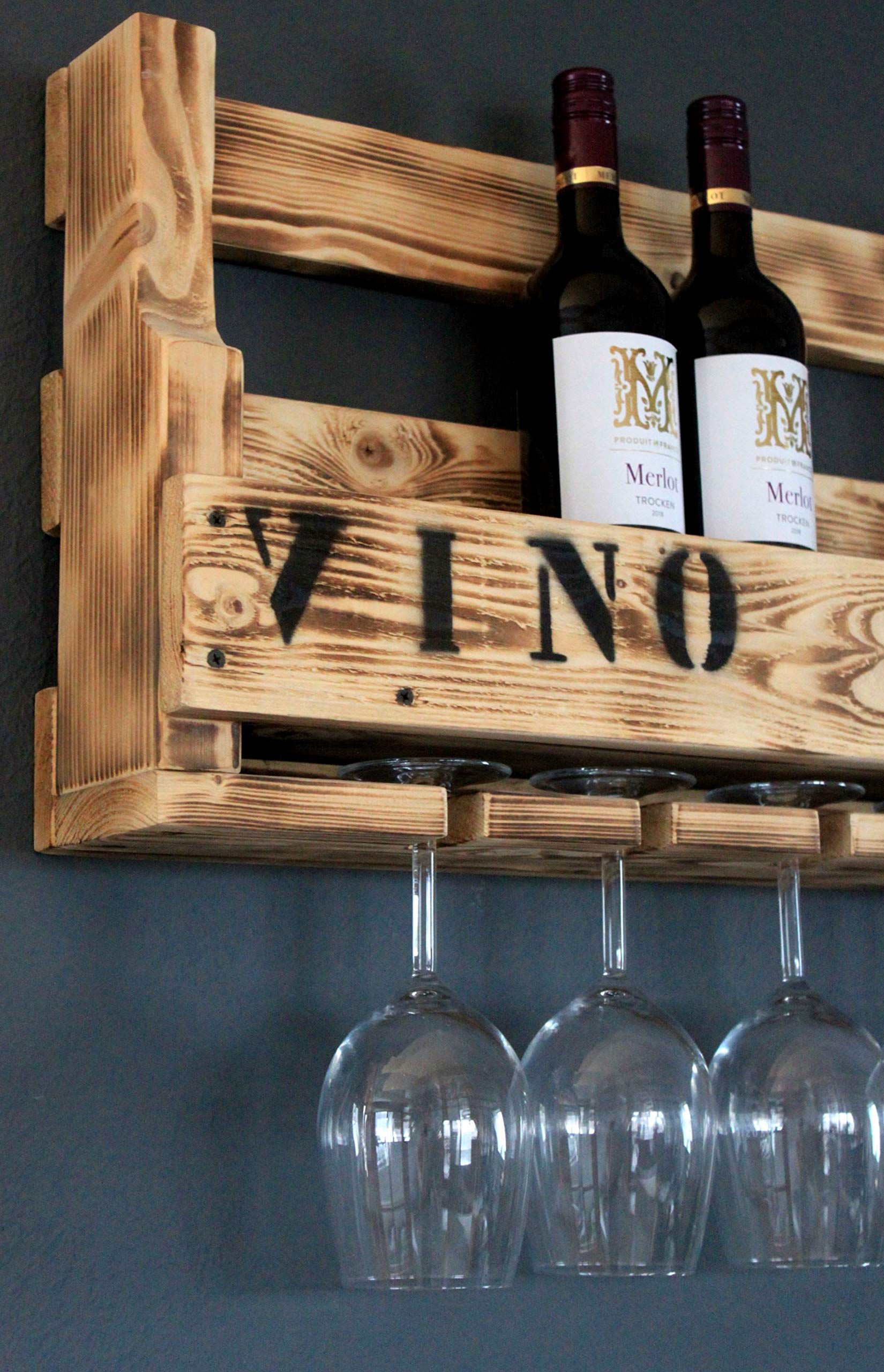 Weinregal aus Holz für die Wand - mit Gläserhalter und VINO Schriftzug - Geflammt - fertig montiert - Regal für Weinflaschen und Weingläser