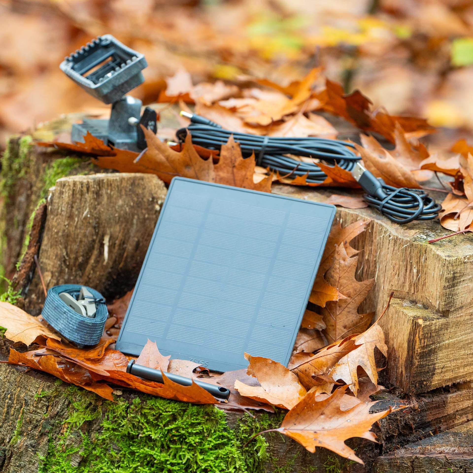 ZEISS Solar-Panel Mini – Pannello solare 2.500 mAh per fototrappole – Uscita 12V/6V, IP66, cavo da 5 m, USB-C, supporto universale incluso