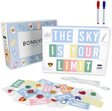 صندوق إضاءة سينمائي أزرق من BONNYCO يحتوي على 400 حرف ورموز تعبيرية وعلامتين. صندوق إضاءة LED لديكور غرفة نوم الصبي ودش الطفل. لوحة رسائل سينمائية LED هدايا للأولاد والأطفال لأعياد الميلاد وعيد الميلاد