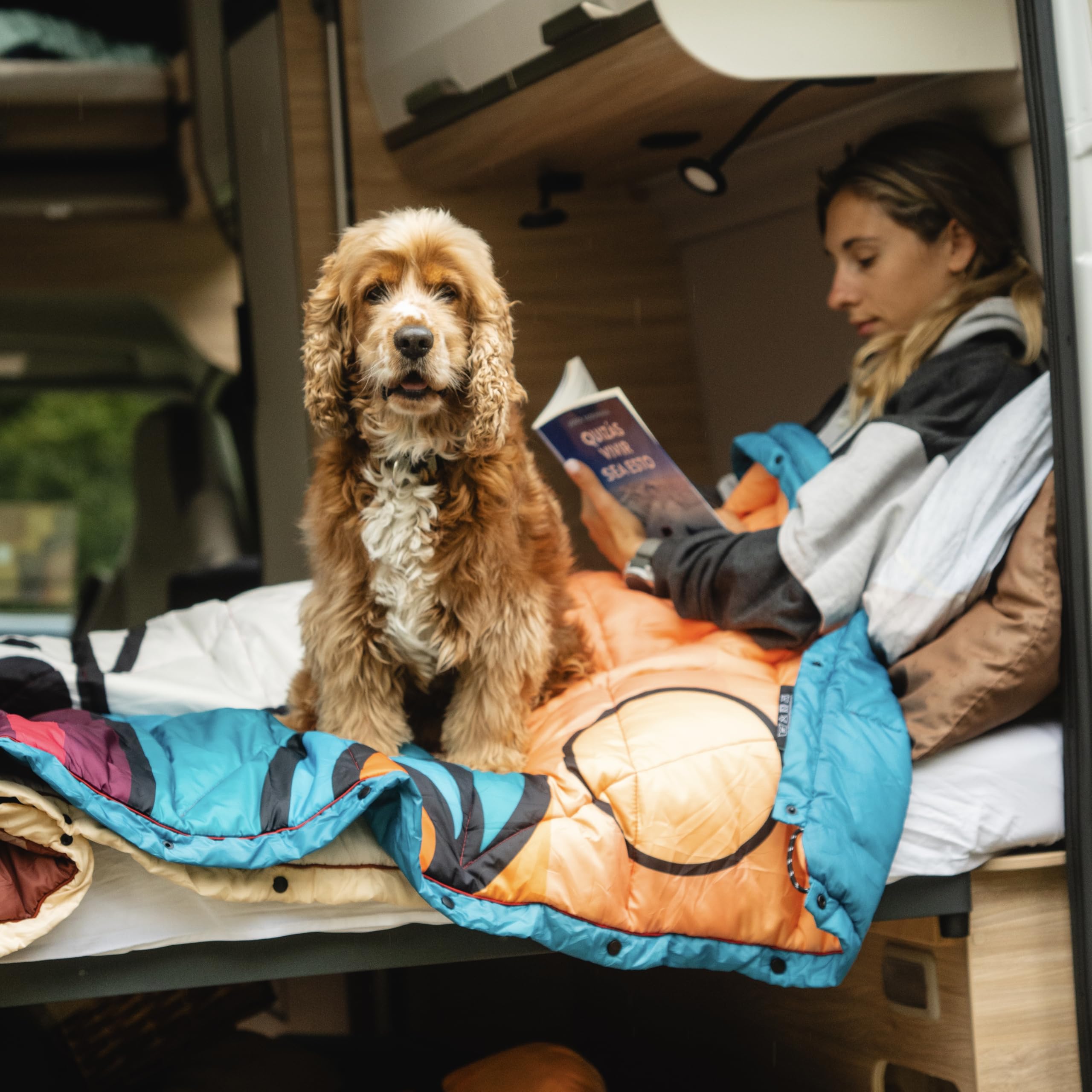 Seven Peaks Manta Edredón de Exterior e Interior - Camping Ligera Suave para la Aventura Impermeable y Resistente a la Arena, Cualquier Sitio Plegable Antimanchas 200X180CM (Van Life, Nylon)