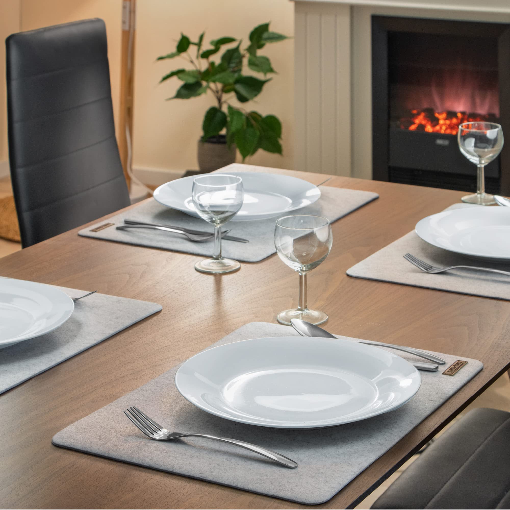 com-four® 32-teiliges Platzmatten-Set - abwischbares Tischset 44 x 32 cm | Extra dicke Filzunterlagen für 32 Personen - hitzebeständiger Tischschutz mit rutschhemmender Filzoberfläche