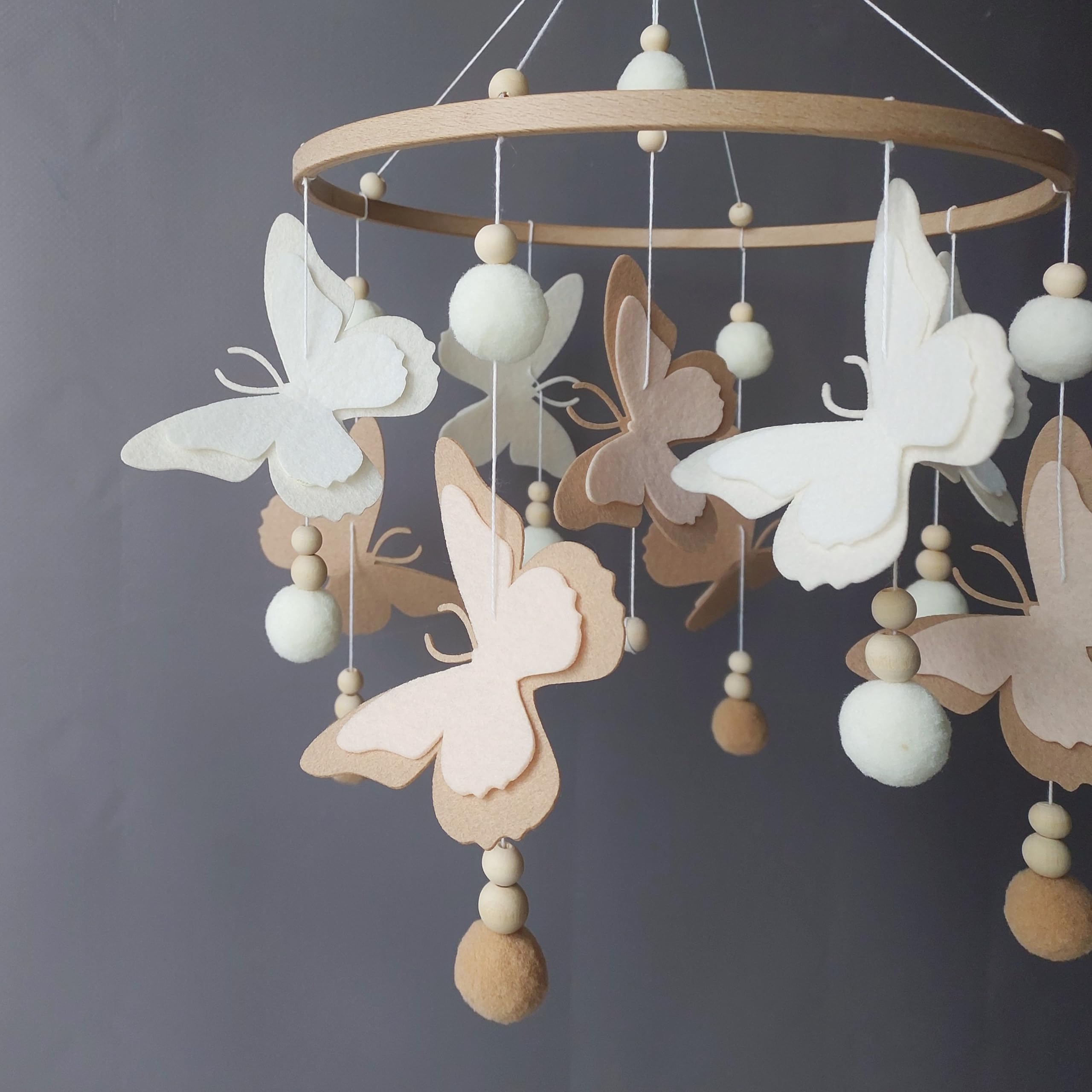 Baby Mobile con farfalle in feltro e pompon – Mobile in legno fatto a mano in tonalità neutre beige e marrone – perfetto per culla o decorazione della cameretta dei bambini