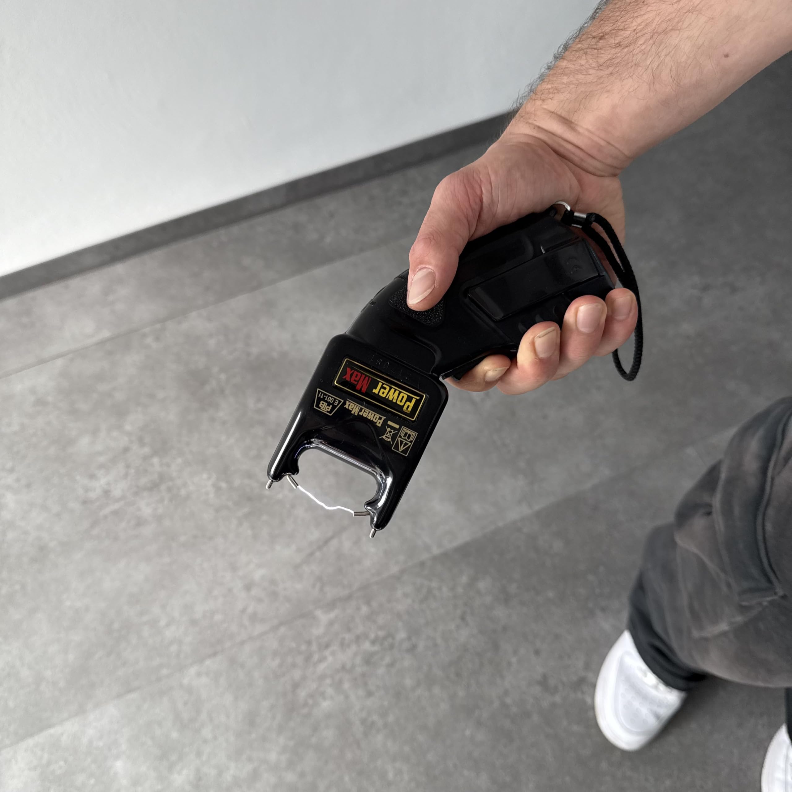 Elektroschocker Power Max 500.000 V Stun Gun zugelassen in Deutschland mit 2X 9 V Batterien + Protect Pfefferspray 40ml Direktstrahl