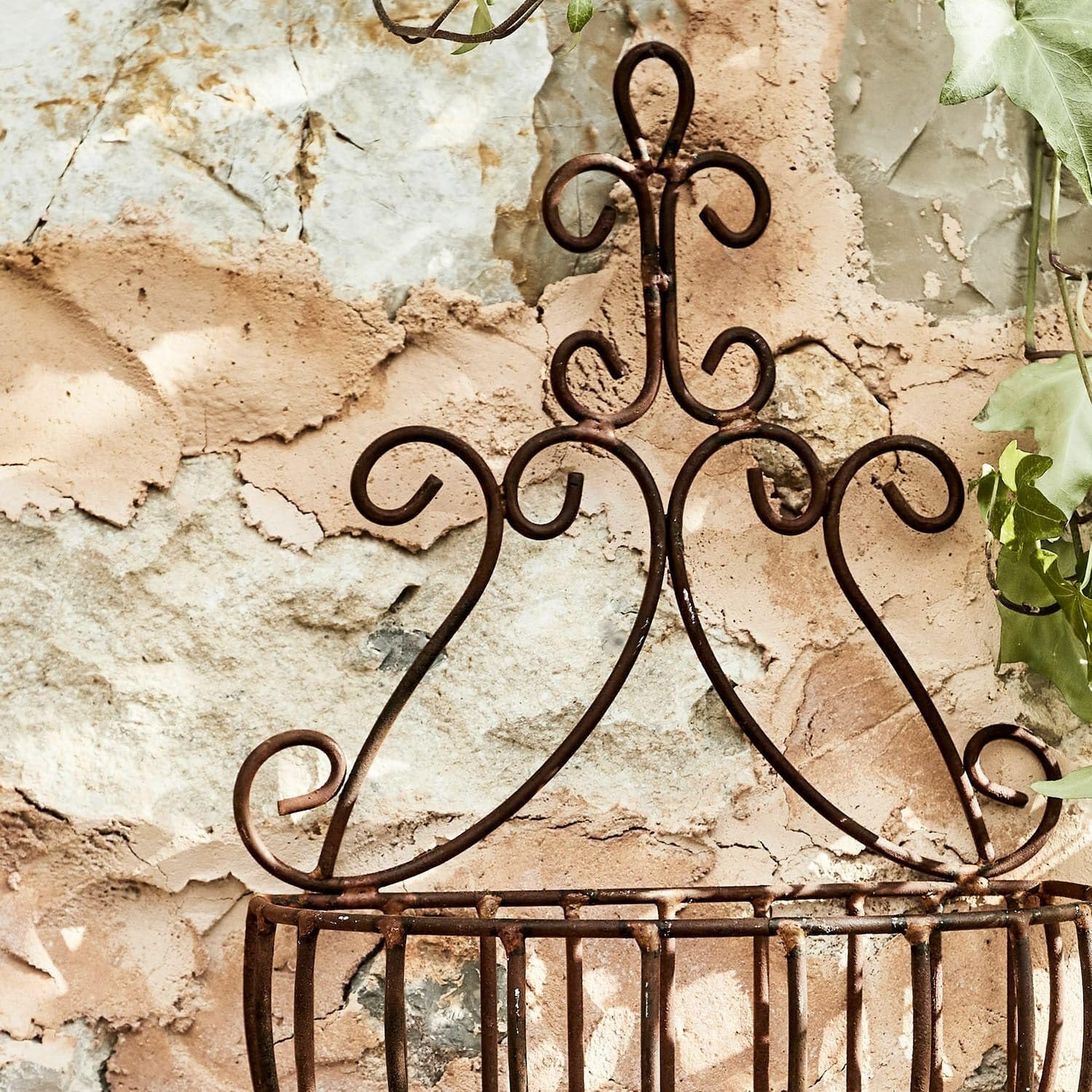 Loberon Deko-Korb Marciac, Pure Nostalgie, für Pflanzen & mehr, Nostalgisches Design, Rost-Finish, Gartenzubehör, Gartendekoration, Outdoor, Eisen, Bronze