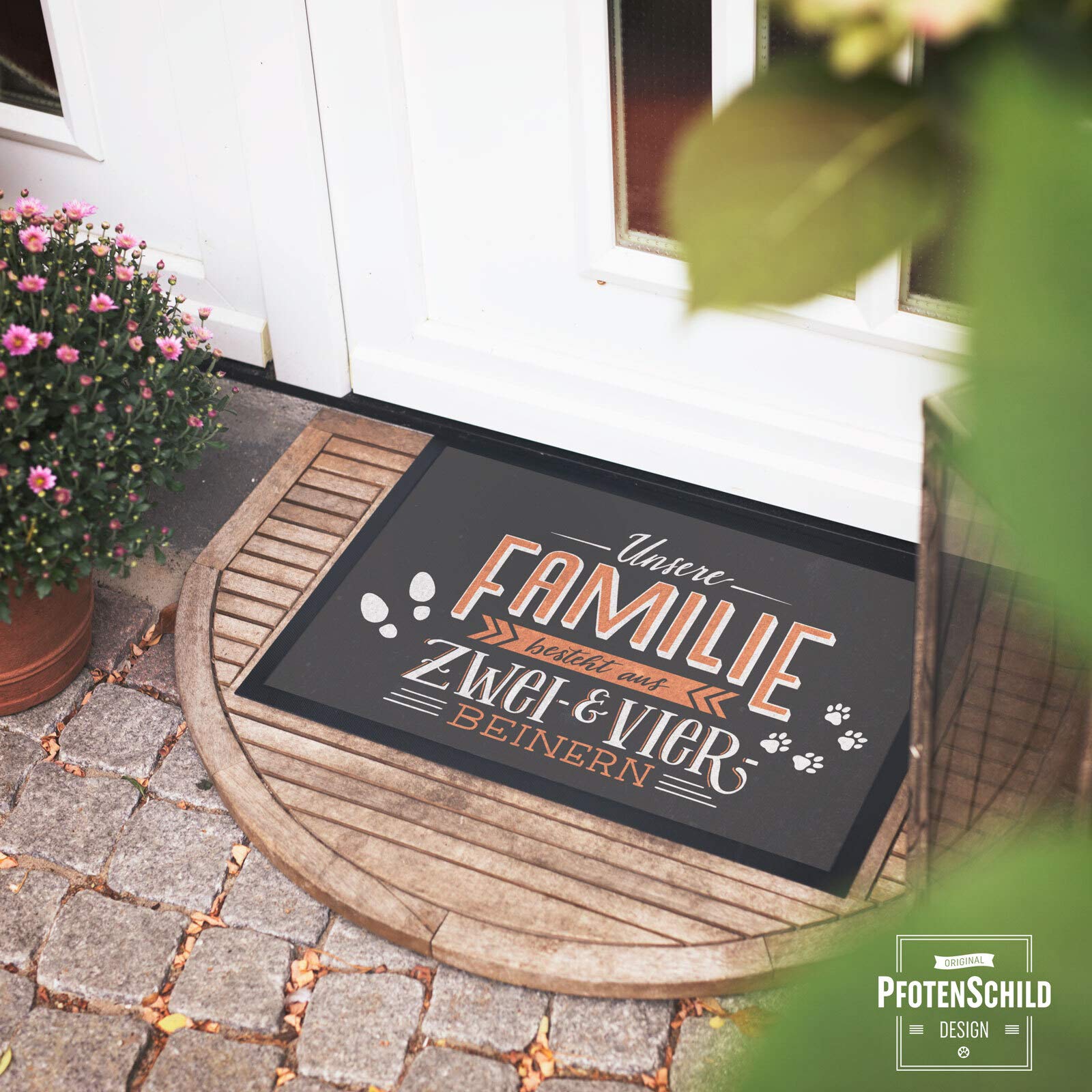 PfotenSchild Fußmatte mit lustigem Spruch - Unsere Familie besteht aus Zwei- und Vierbeinern - Geschenkidee für Familien mit Haustier - 90 x 60 cm