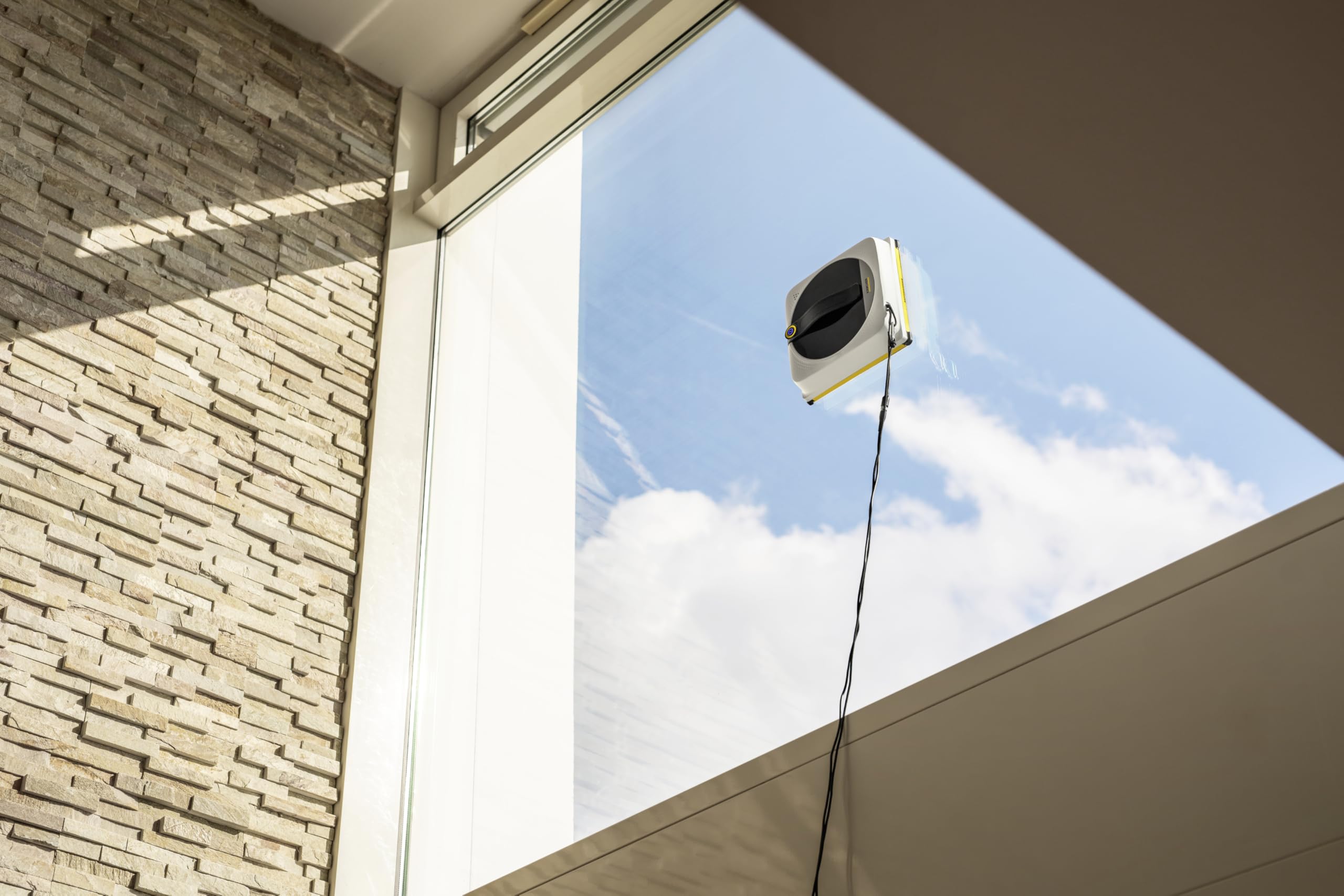 Kärcher Robot de ventana RCW 4, limpieza automática de ventanas, con cable de seguridad y batería de emergencia de 2,5 min/m², depósito: 150 ml, 5 modos de limpieza, cable: 5 m, 3 toallitas