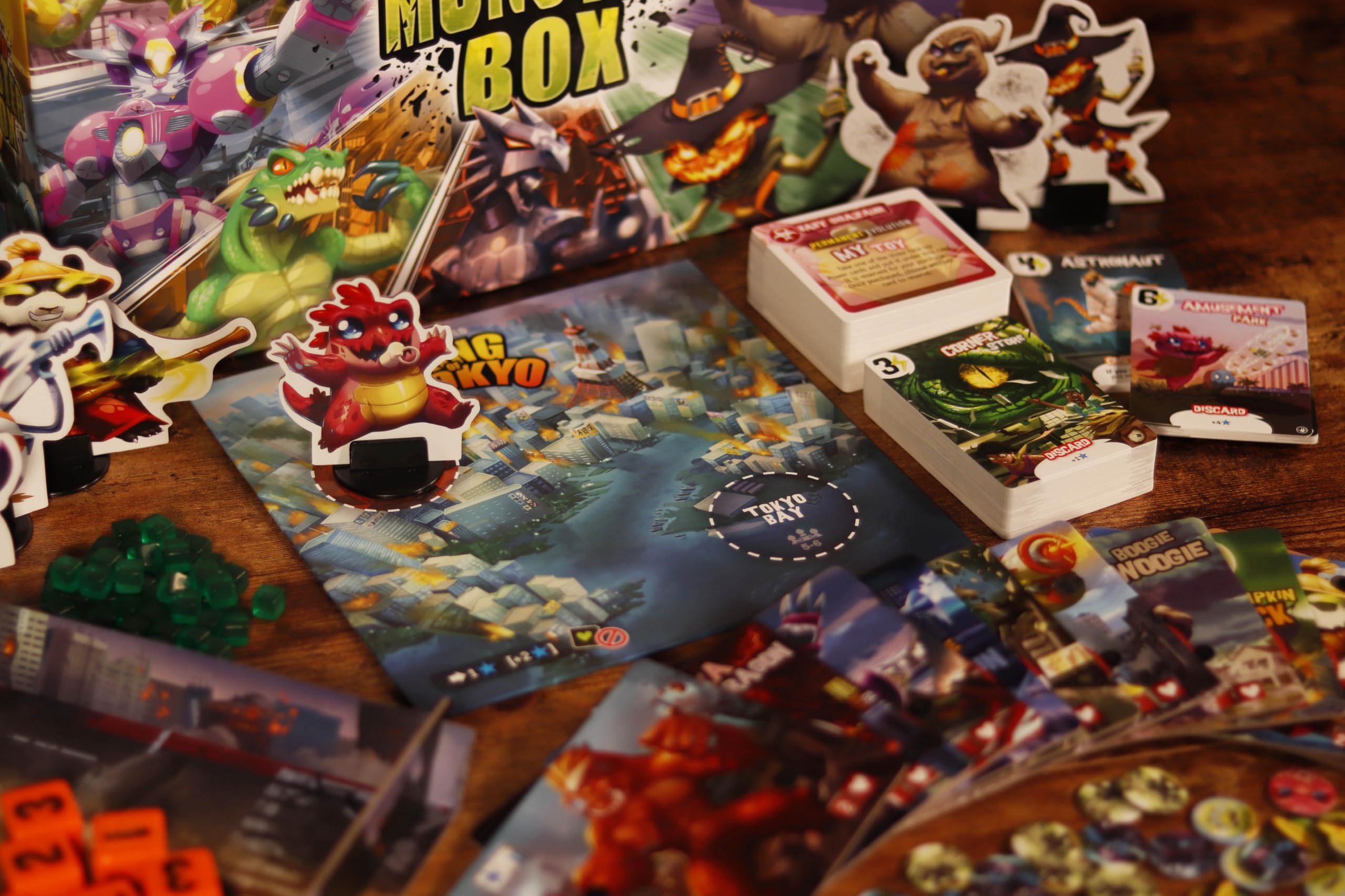 IELLO King of Tokyo Monster Box – Jeu de Société Édition Complète – Jeu de Base + Extensions Power Up et Halloween – Dès 8 Ans – 2 à 6 Joueurs