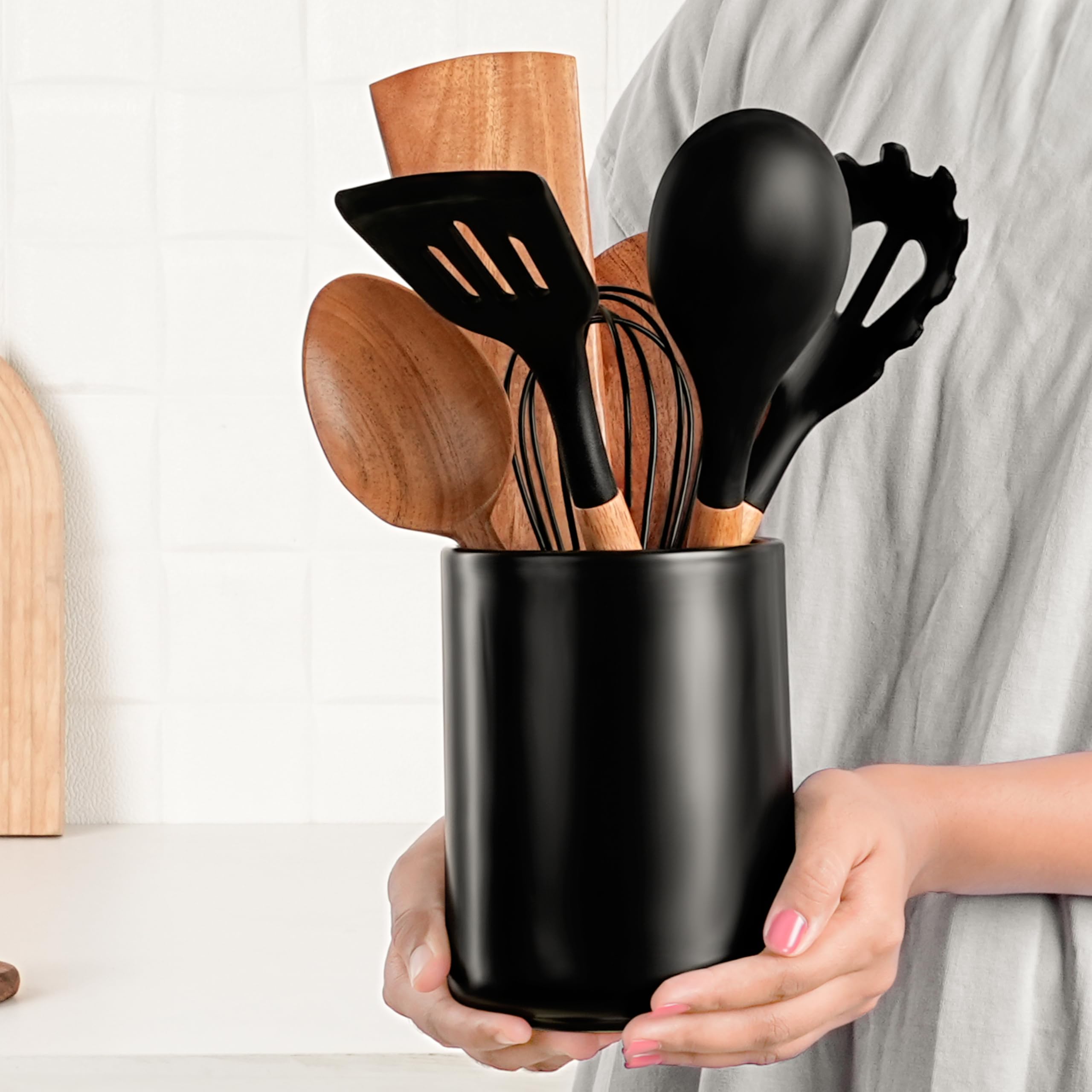 Winter Shore Portautensili da Cucina Grande - Porta Posate in Ceramica - Grande Porta Coltelli e Forchette - Organizzatore Utensili Nero per il Bancone della Cucina