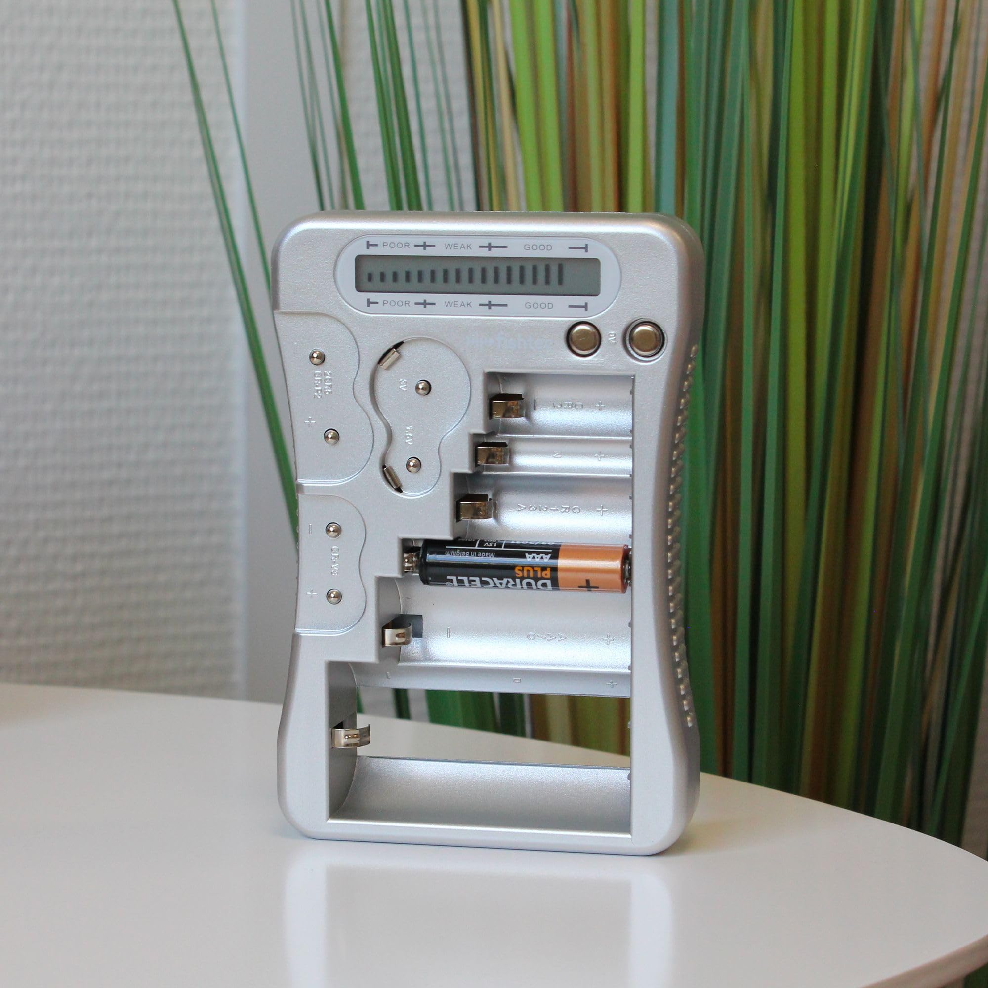 FISHTEC Testeur de Piles Universel Écran LCD 16 Barres AAA AA C D 9V Piles Bouton 1,5-3V Compact 11,9x8,8x2,3 cm