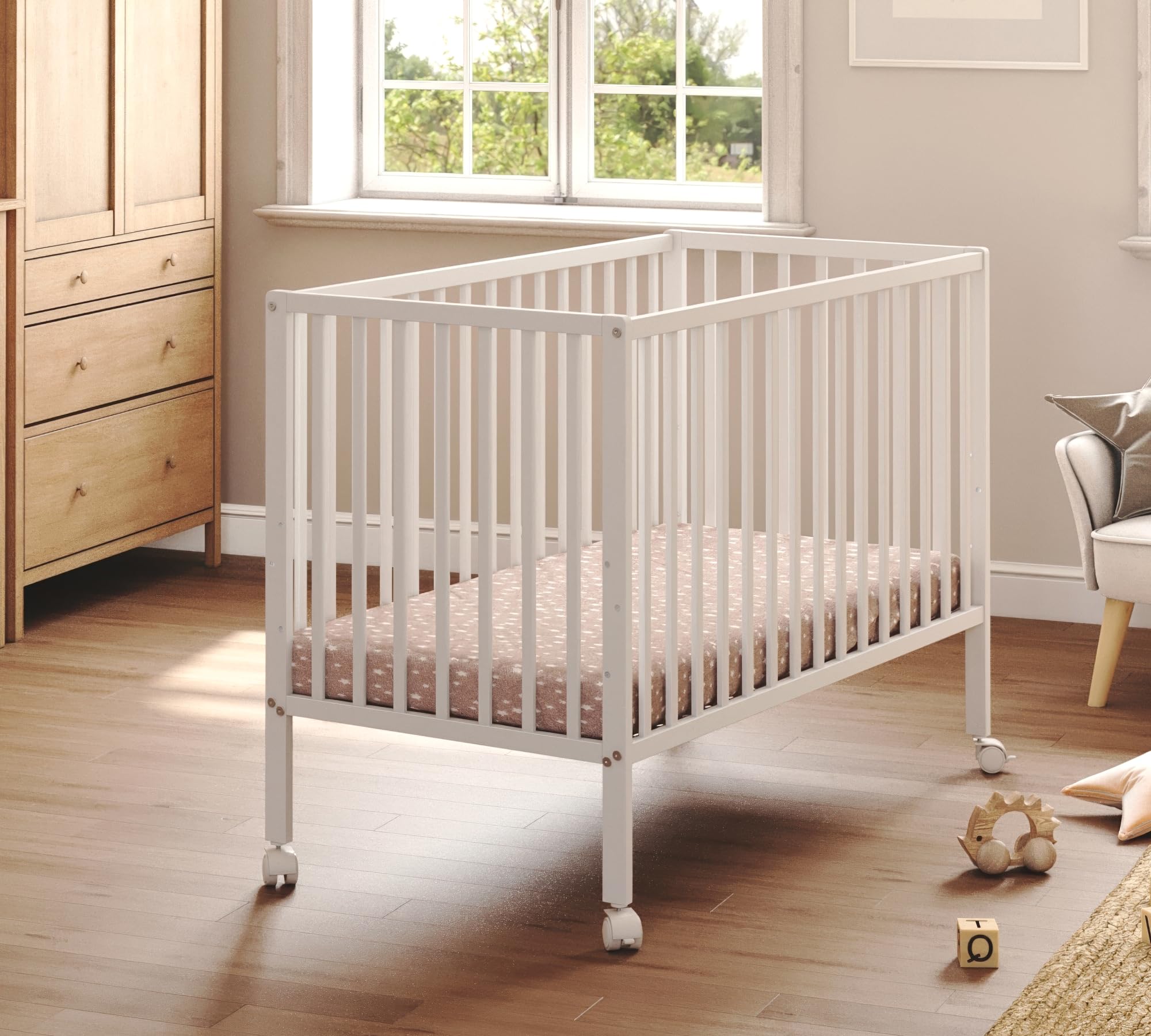 Łóżeczko dziecięce Classic Nest 60×120 cm z materacem i kółkami | 3 poziomy regulacji wysokości dna i 3 wyjmowane szczebelki