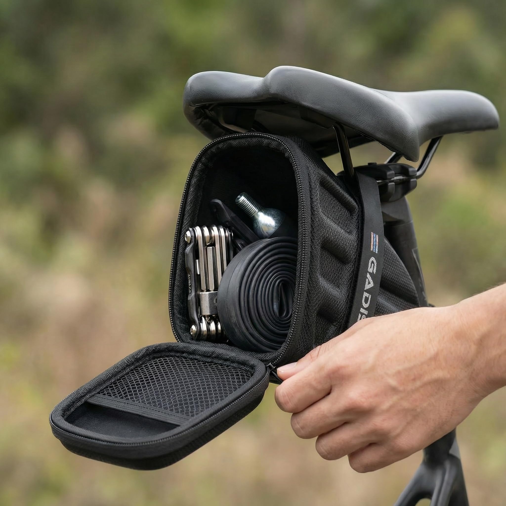 GADISTA Sacoche de Selle Vélo Coque Rigide Étanche VTT Route 1,2 L | Fixation velcro rapide, rangement pour outils et chambre à air, avec bandes réfléchissantes