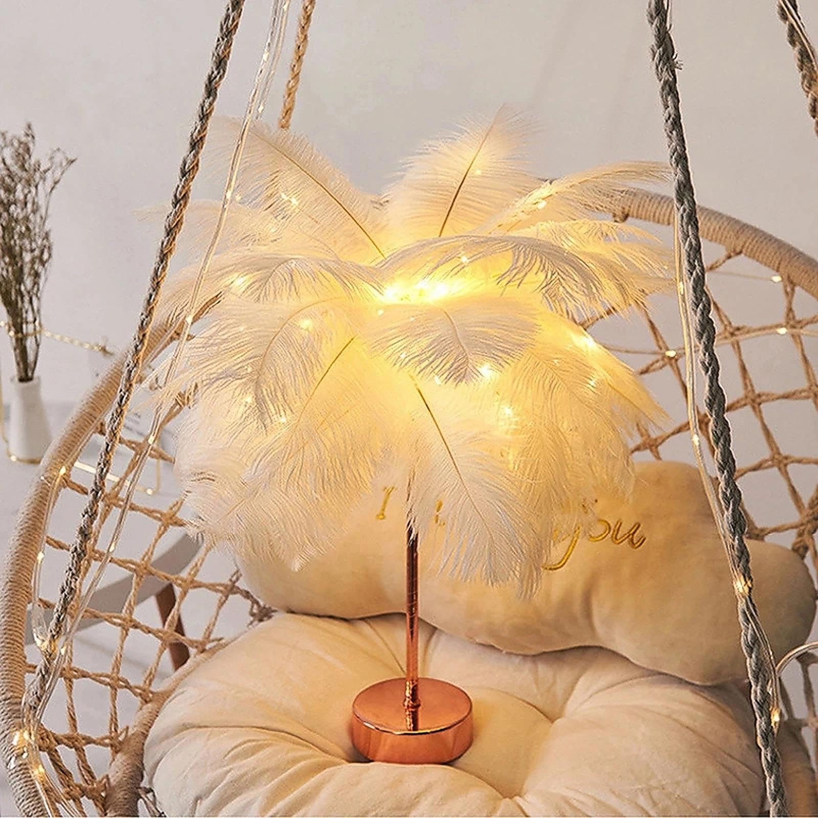 Lampa stołowa z piórami – elegancka lampka nocna LED z małym kloszem do sypialni i wystroju weselnego, zasilanie bateryjne/USB, puszyste strusie pióro