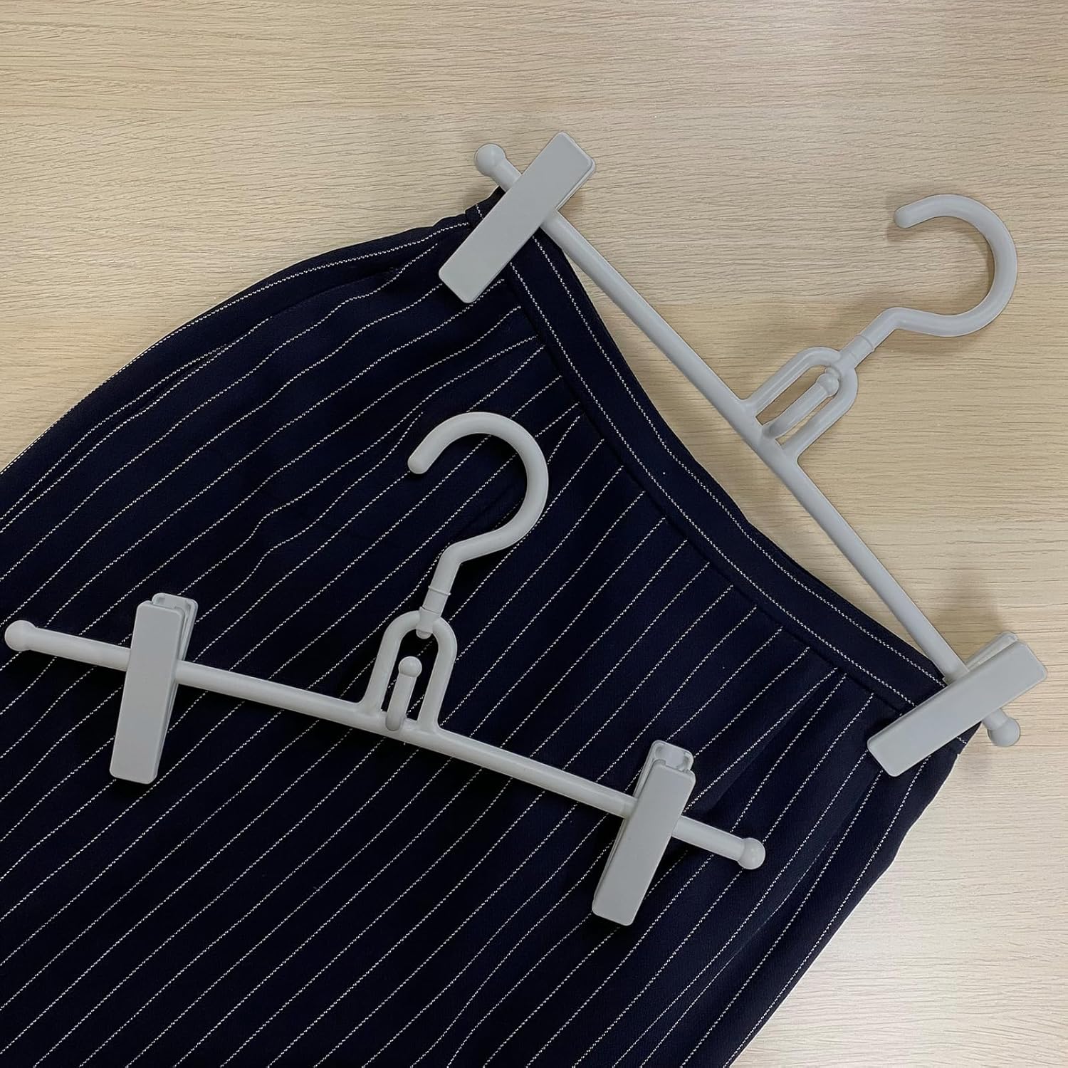 Cinco Hanger, Mono Closet, Skirt Hanger, Set of 2, Clip Included, Connecting Hooks, Rotating Hooks, Gray, 14.2 x 7.9 x 1.2 inches (36 x 20 x 3 cm)