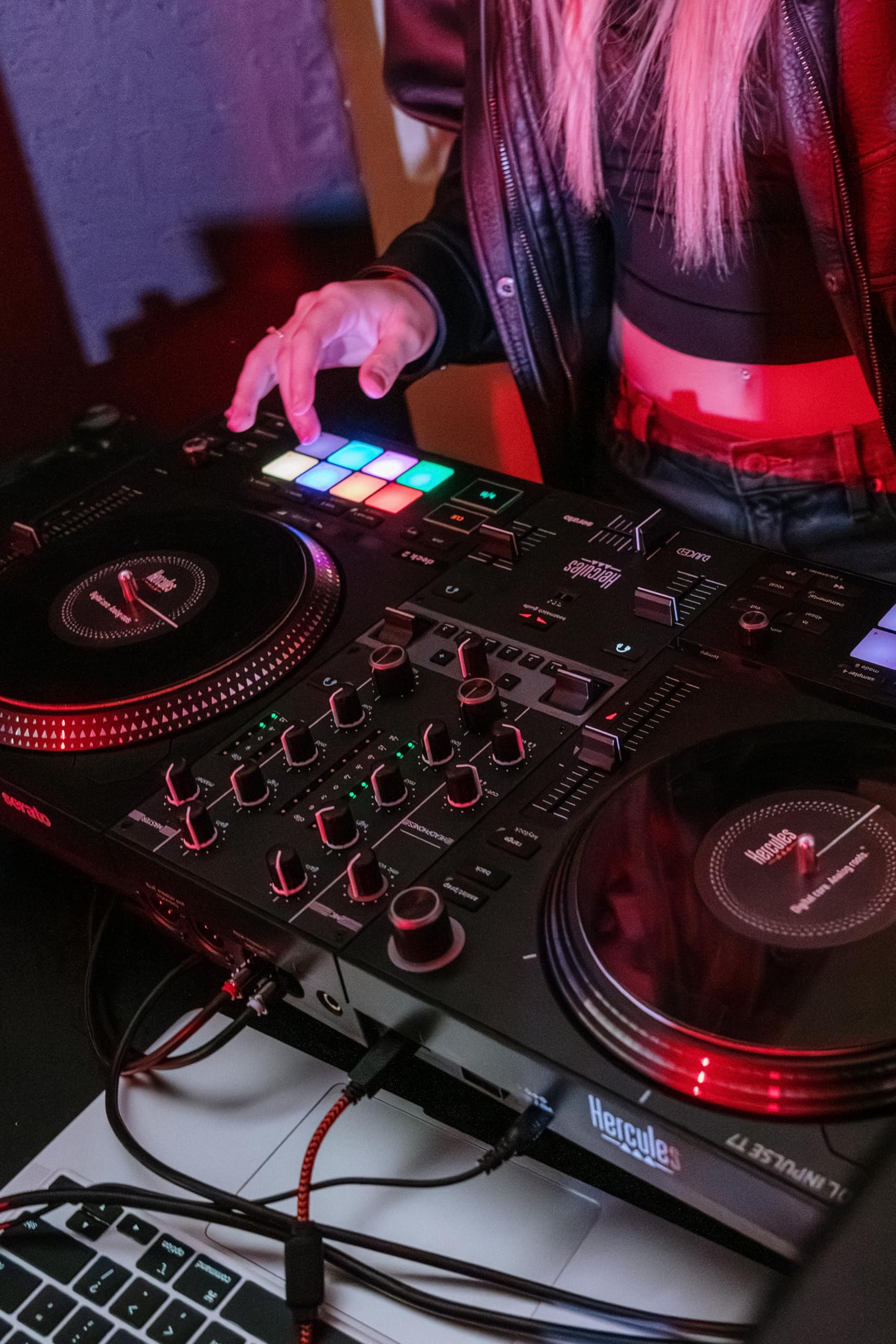 Hercules DJControl Inpulse T7 Konsola DJ 2 piatti motorizzati Replica vinile Serato DJ Lite DJUCED