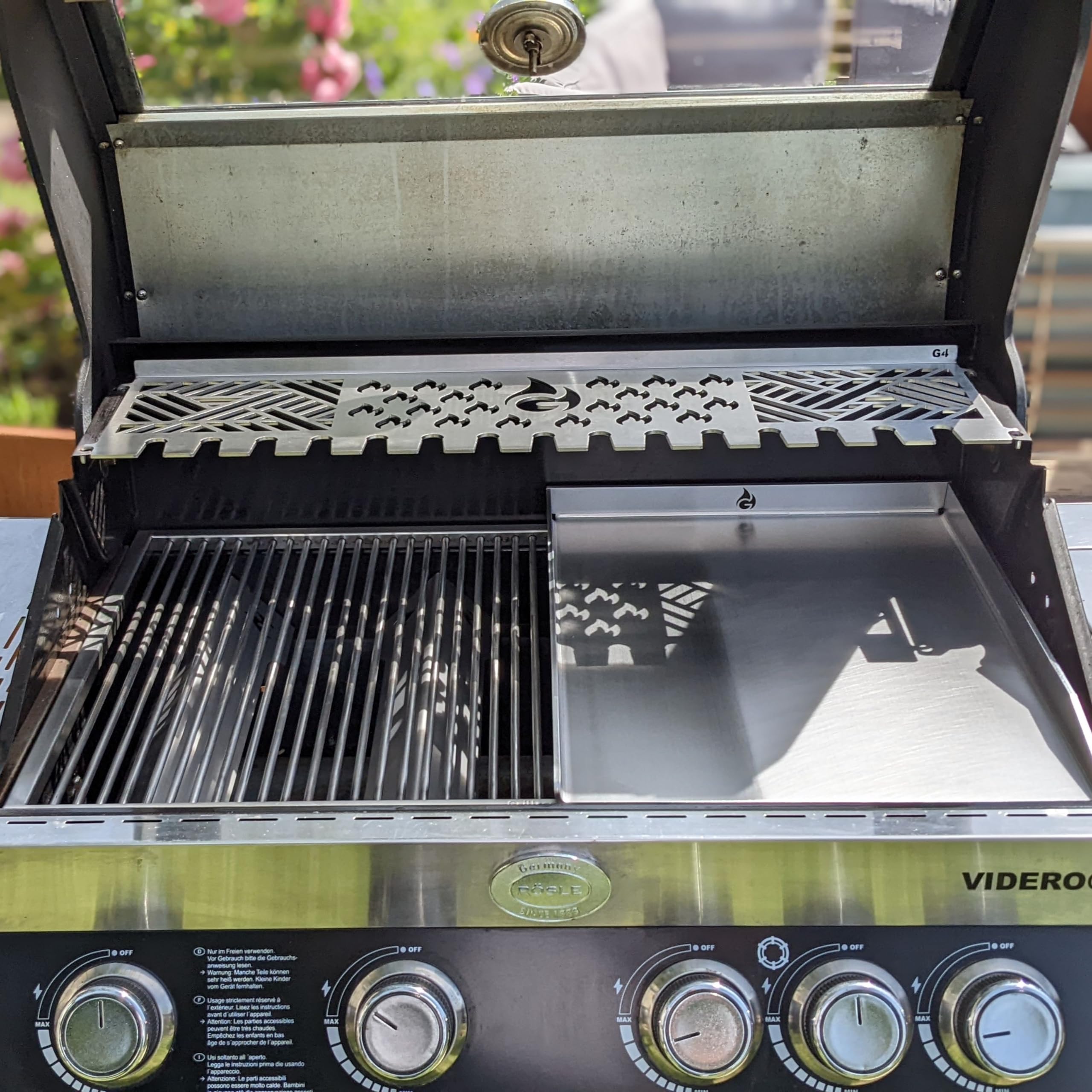 Grillrost.com Das Original Edelstahl Multistation | Warmhalterost für Rösle Videro/Sansibar G4 | mit Drumstick Halterung | 3mm stark
