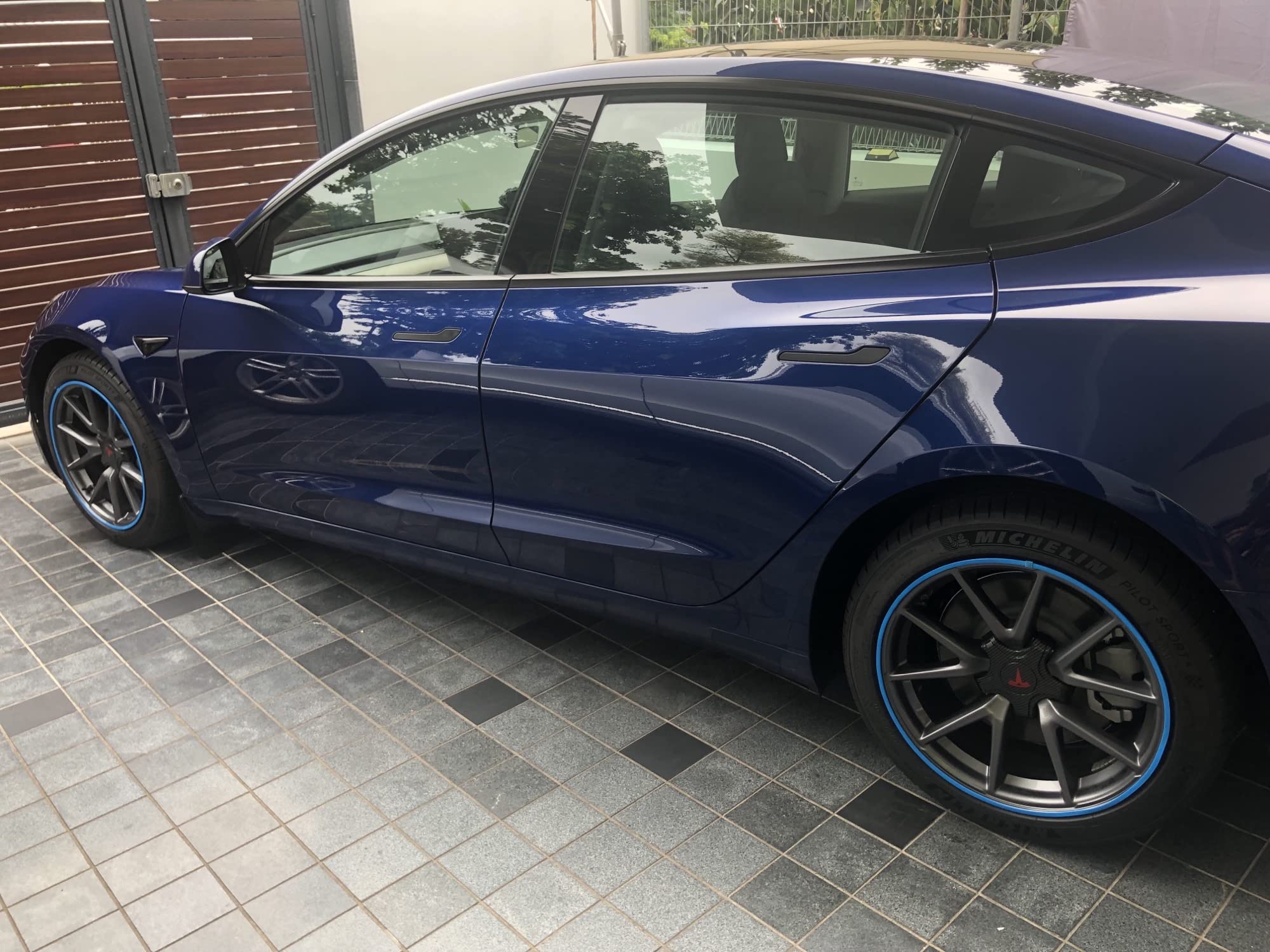 Osłona felgi ze stopu RS-1, czarna, uniwersalne dopasowanie - średnica do 56 cm