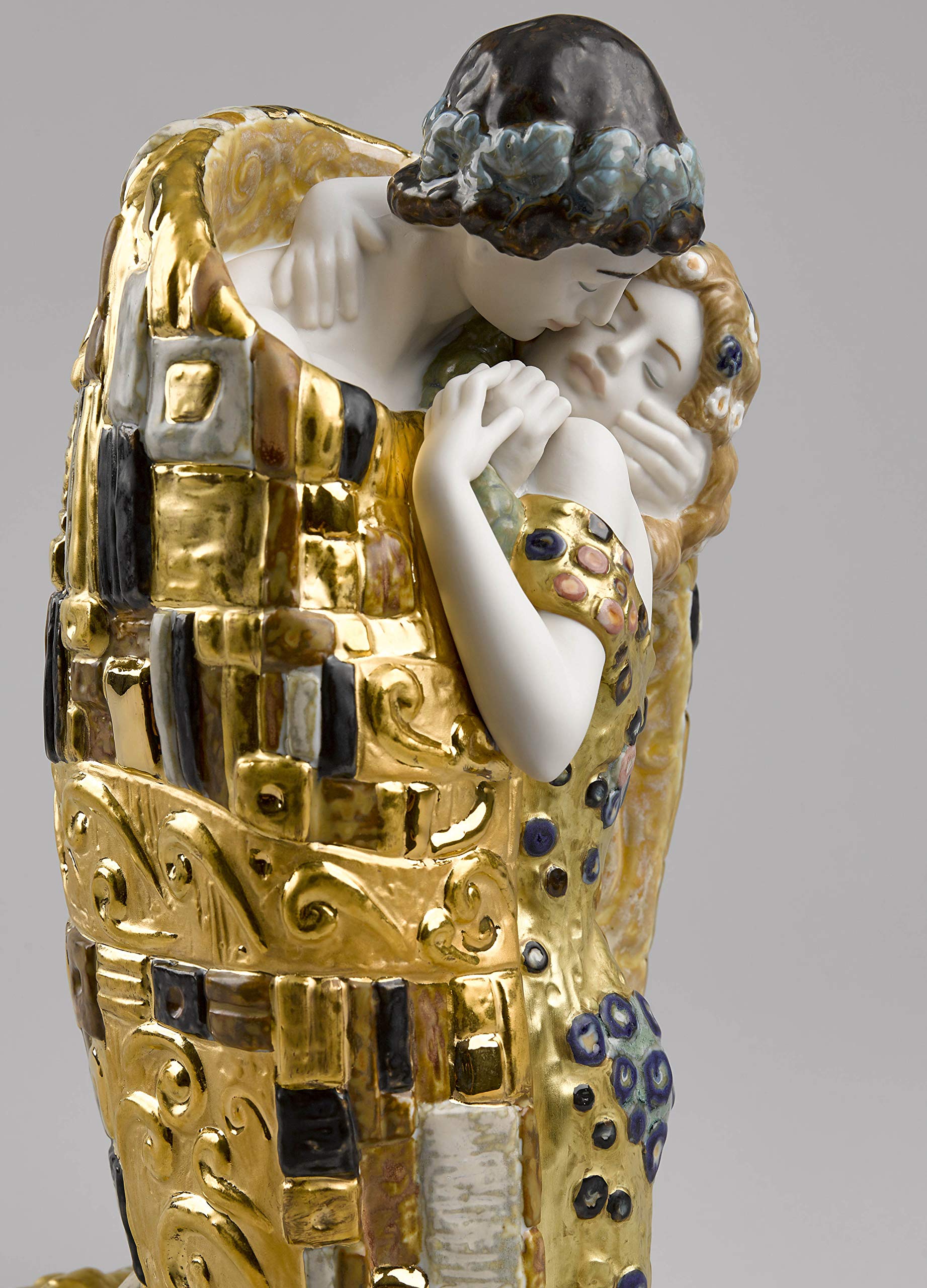 Amazon.com: LLADRÓ The Kiss Couple Sculpture. Golden Luster
